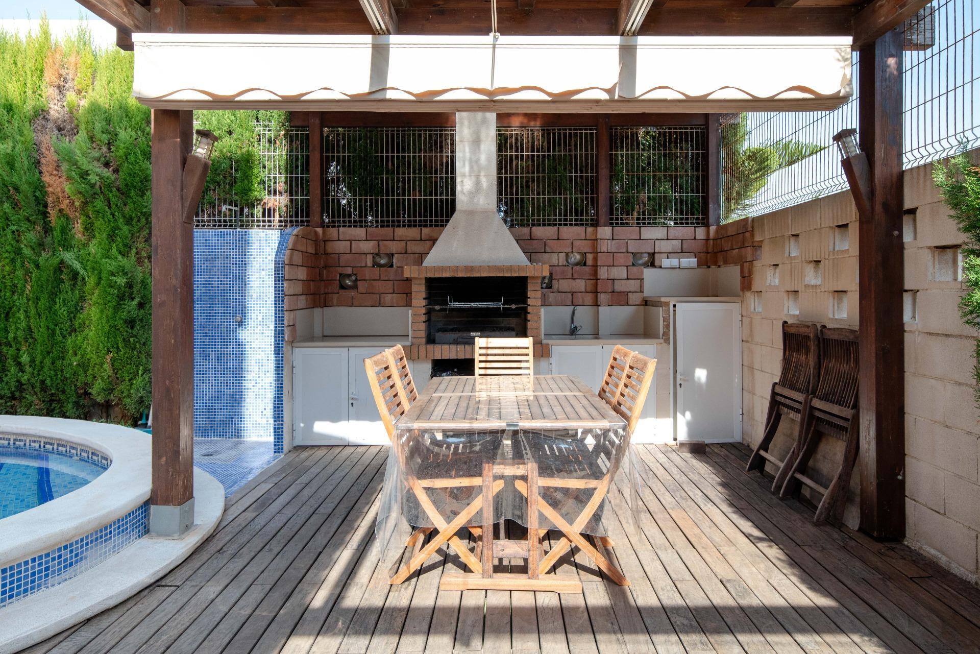 BONITA CASA UNIFAMILIAR CON PISCINA,  A 600 MTS. DEL MAR, PLAYA DE DAIMUS (VALENCIA)