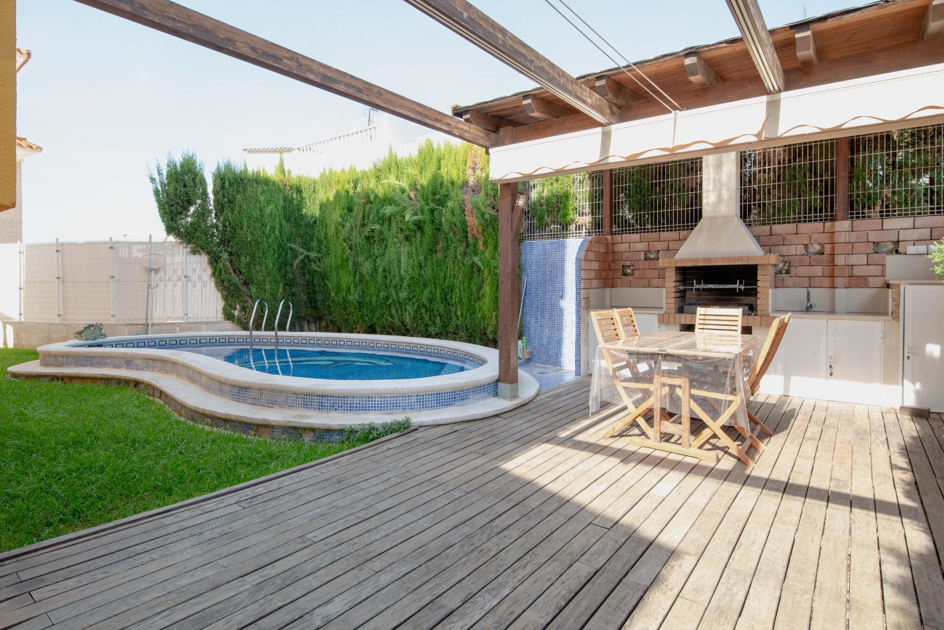 BONITA CASA UNIFAMILIAR CON PISCINA,  A 600 MTS. DEL MAR, PLAYA DE DAIMUS (VALENCIA)