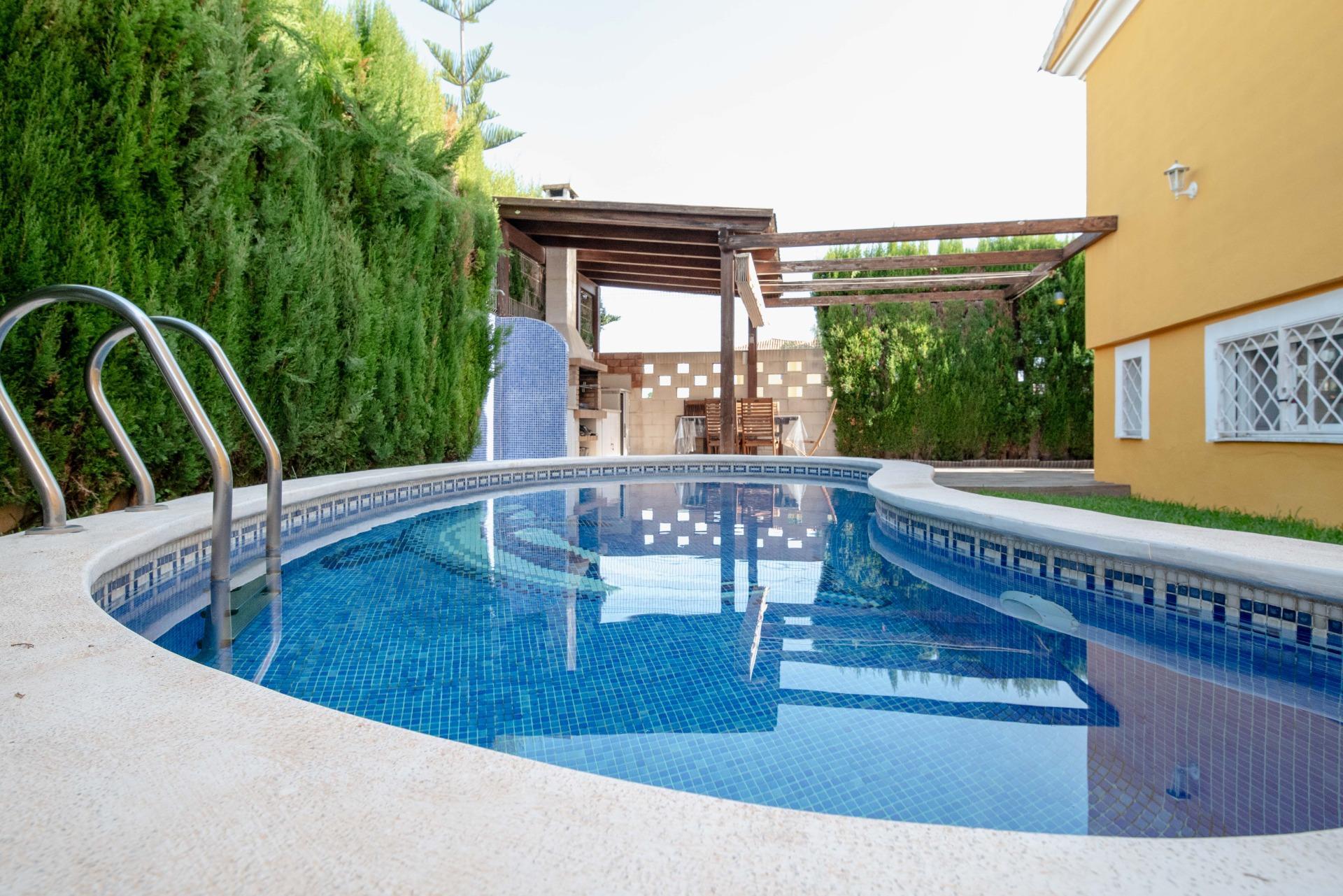 BONITA CASA UNIFAMILIAR CON PISCINA,  A 600 MTS. DEL MAR, PLAYA DE DAIMUS (VALENCIA)