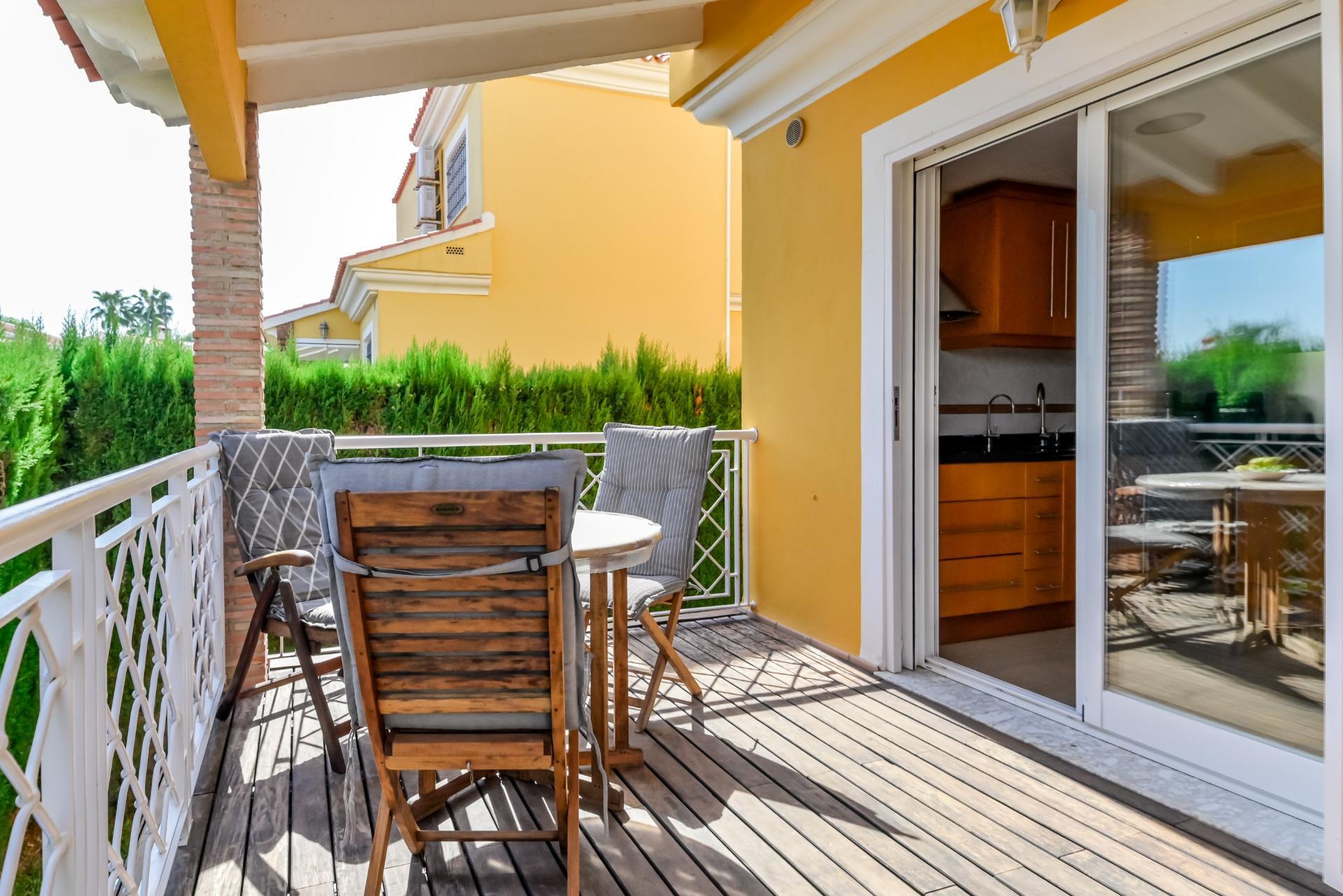 BONITA CASA UNIFAMILIAR CON PISCINA,  A 600 MTS. DEL MAR, PLAYA DE DAIMUS (VALENCIA)