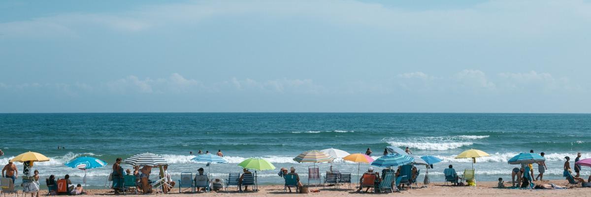 BONITA CASA UNIFAMILIAR CON PISCINA,  A 600 MTS. DEL MAR, PLAYA DE DAIMUS (VALENCIA)