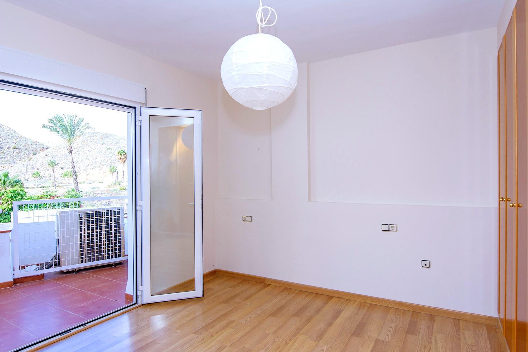 ¡Tu refugio de sol y mar te espera en el Residencial Las Tortugas, Carboneras!