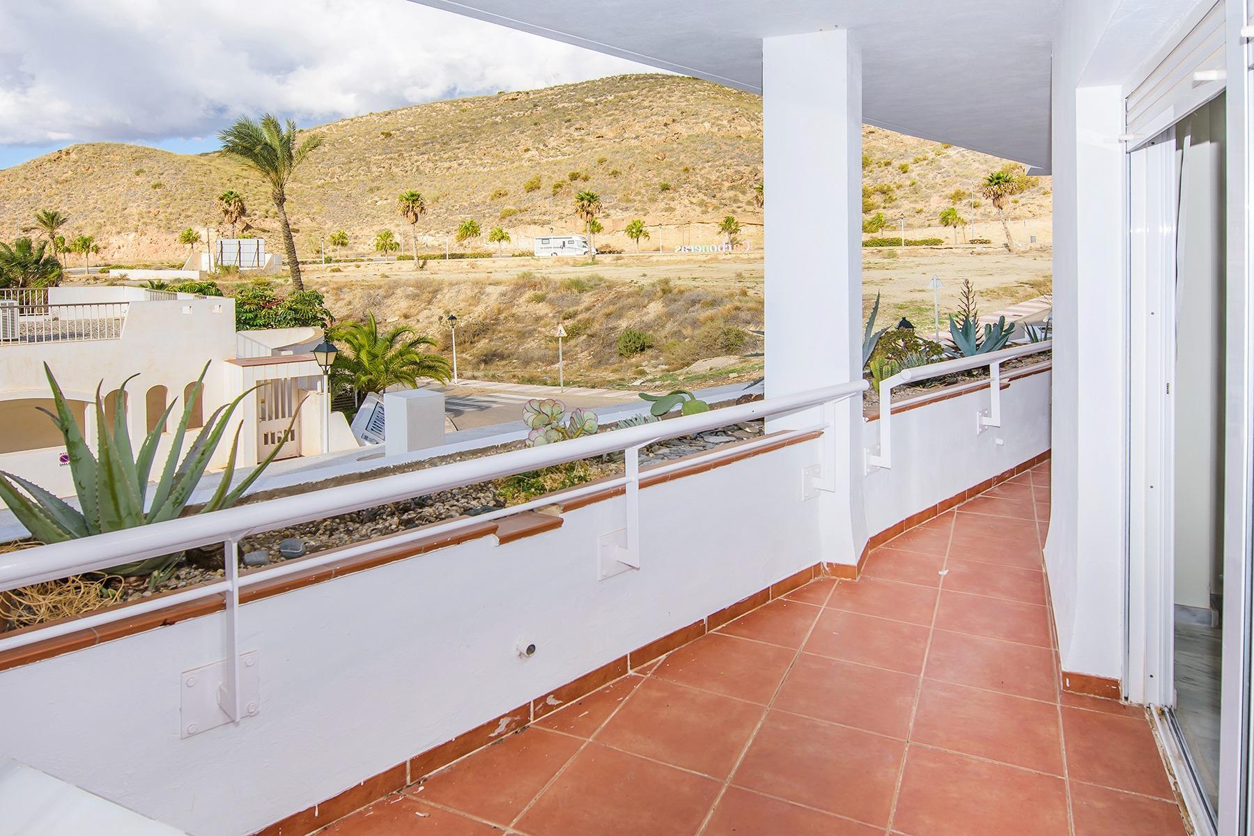 ¡Tu refugio de sol y mar te espera en el Residencial Las Tortugas, Carboneras!