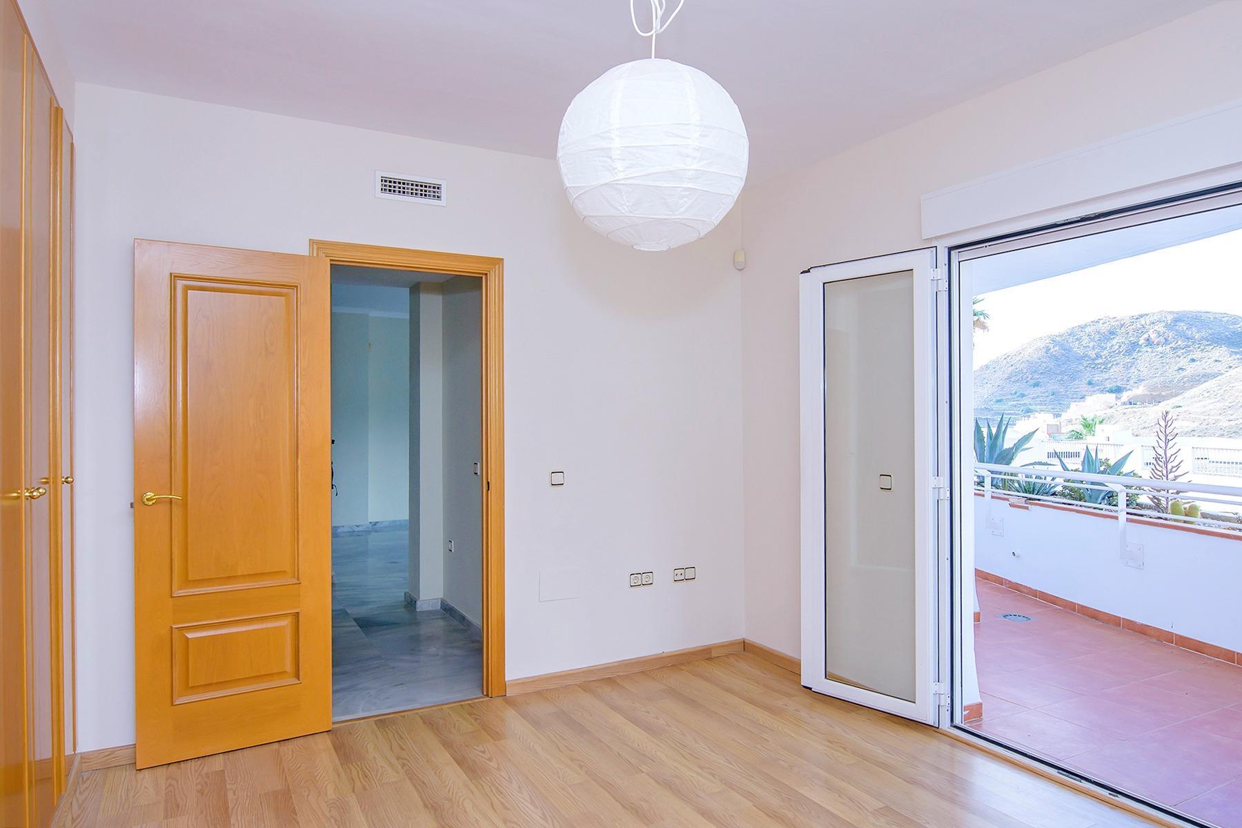 ¡Tu refugio de sol y mar te espera en el Residencial Las Tortugas, Carboneras!