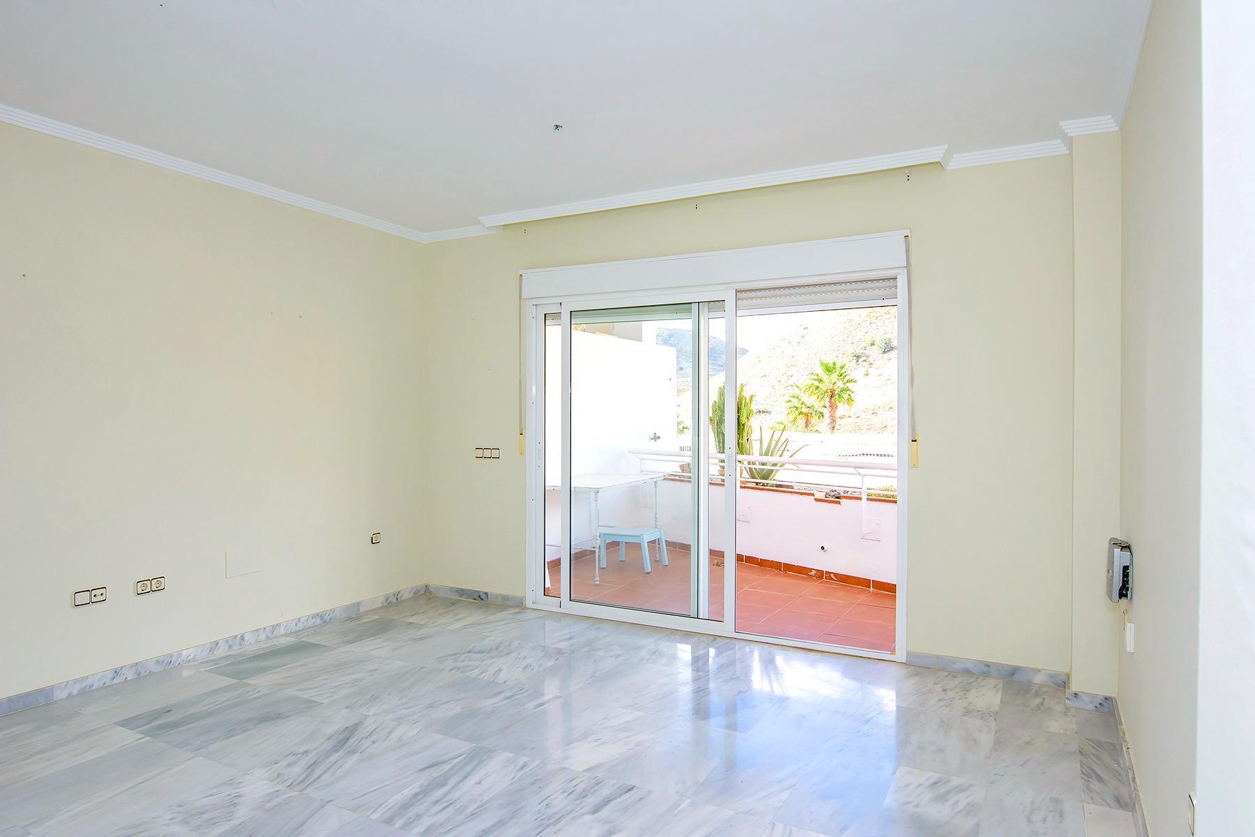 ¡Tu refugio de sol y mar te espera en el Residencial Las Tortugas, Carboneras!