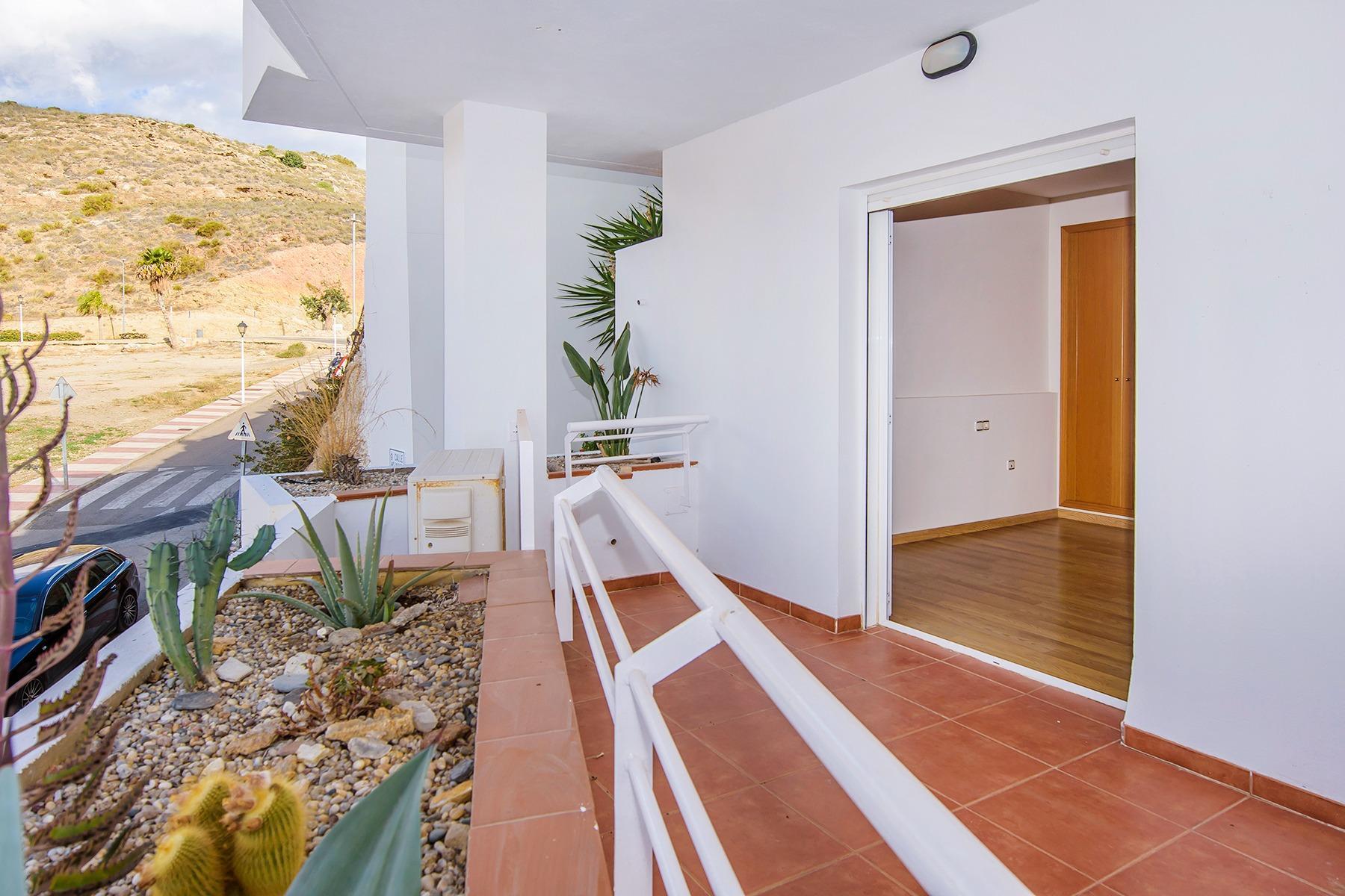 ¡Tu refugio de sol y mar te espera en el Residencial Las Tortugas, Carboneras!