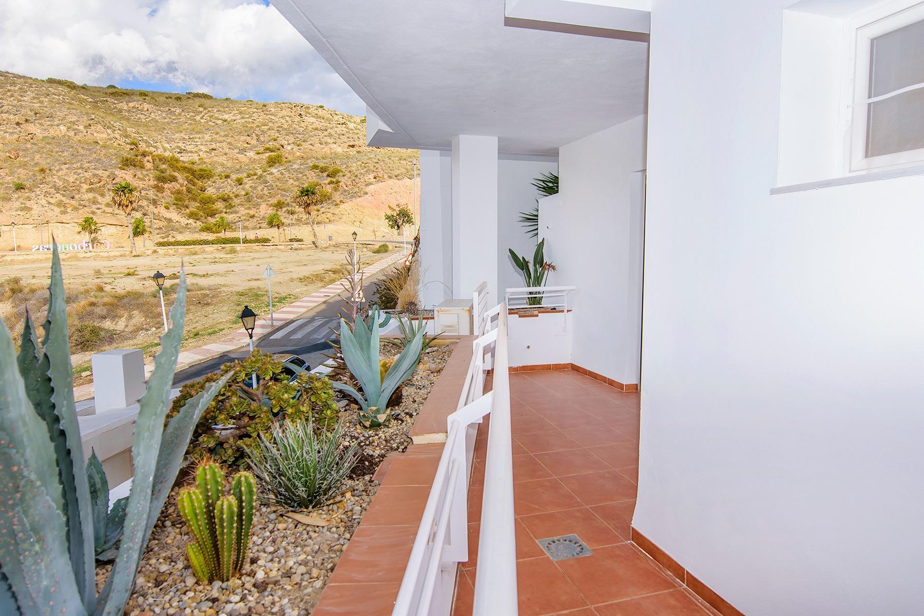 ¡Tu refugio de sol y mar te espera en el Residencial Las Tortugas, Carboneras!