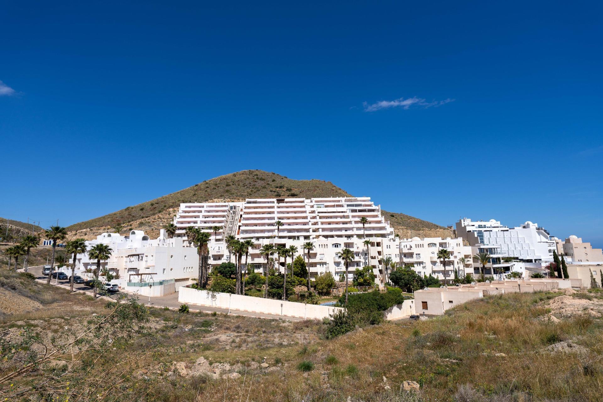 ¡Tu refugio de sol y mar te espera en el Residencial Las Tortugas, Carboneras!
