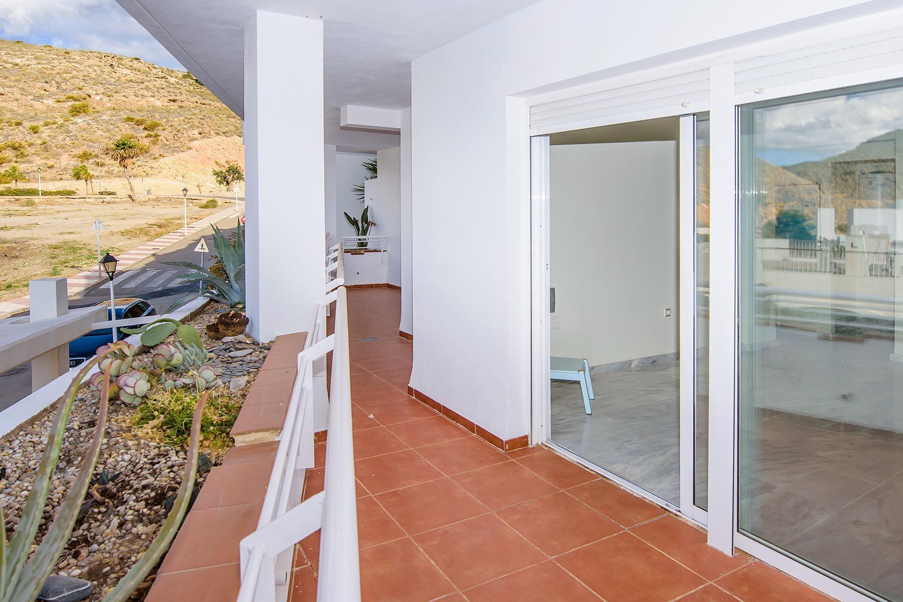 ¡Tu refugio de sol y mar te espera en el Residencial Las Tortugas, Carboneras!