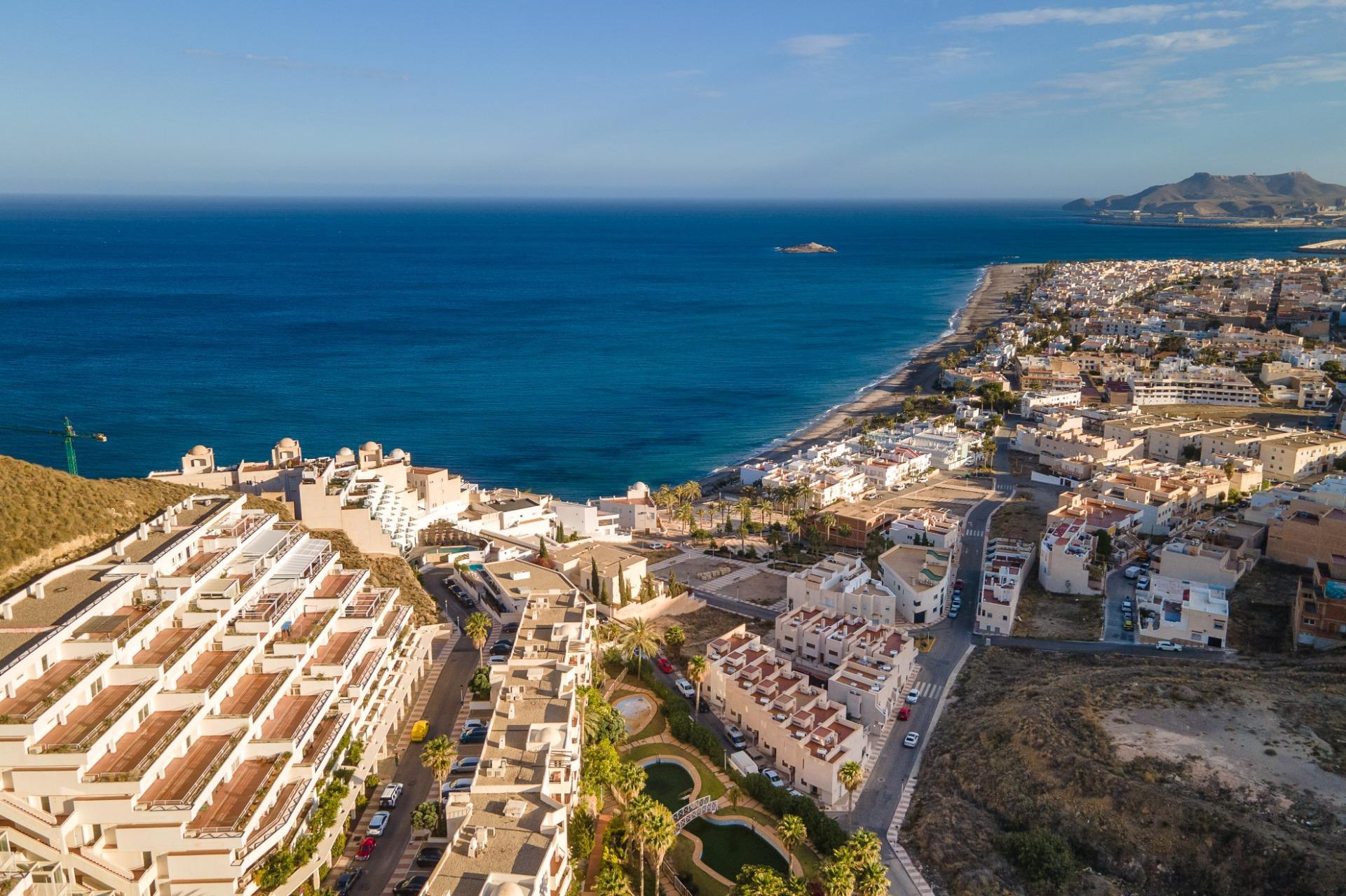 ¡Tu refugio de sol y mar te espera en el Residencial Las Tortugas, Carboneras!