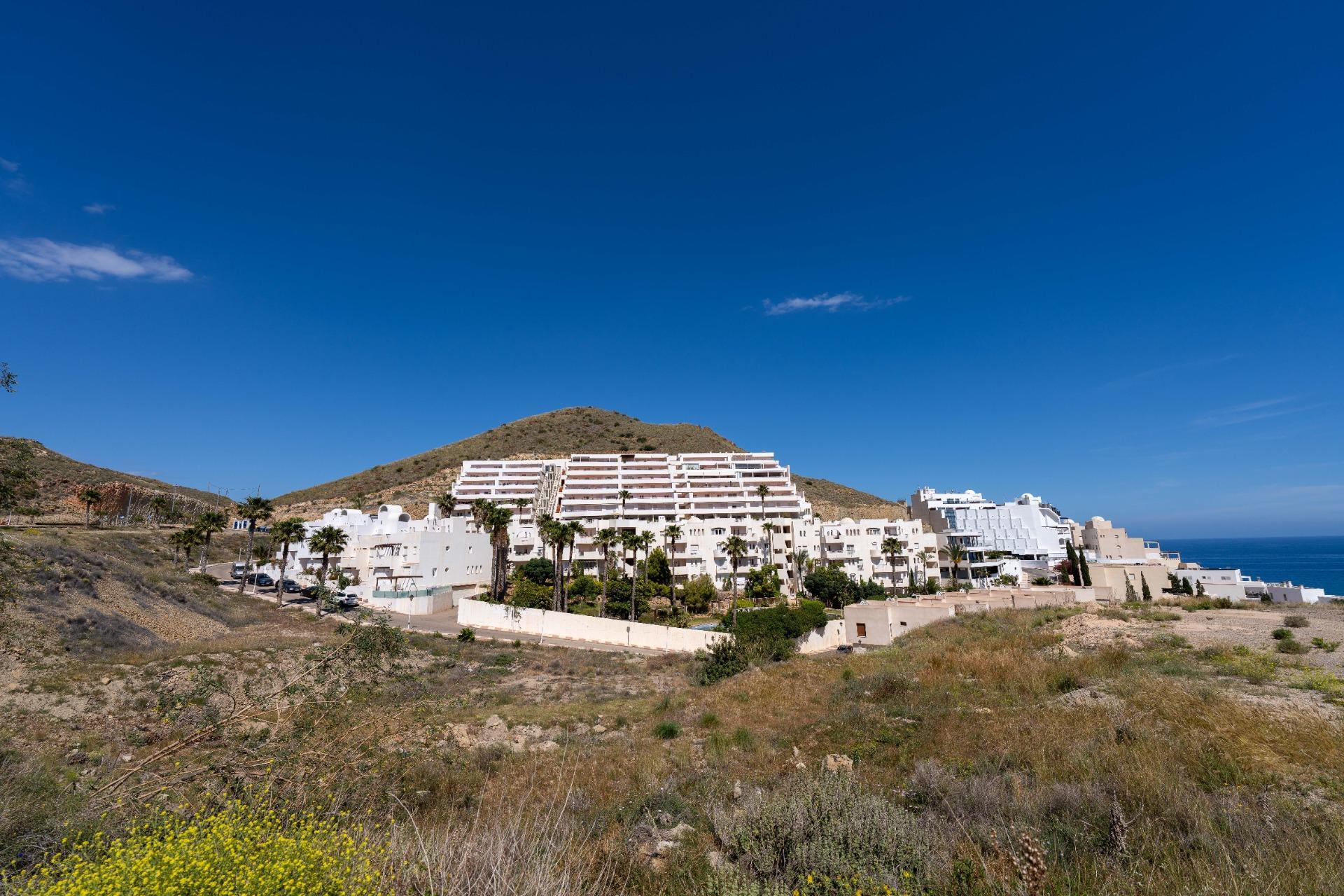 ¡Tu refugio de sol y mar te espera en el Residencial Las Tortugas, Carboneras!