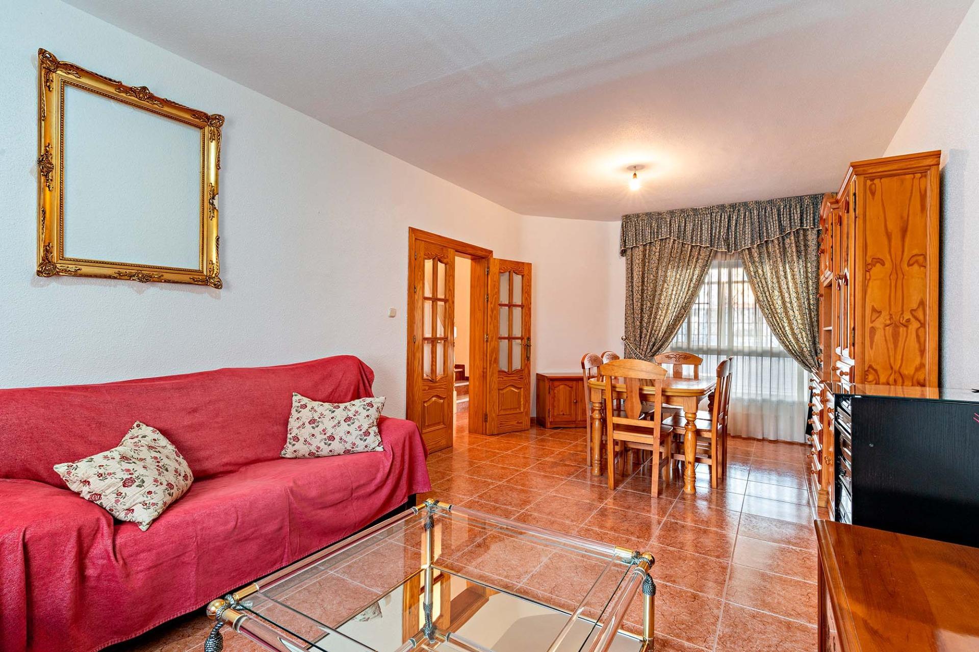 ¡CASA EN LA ZONA DEL CORTE INGLÉS Y CON GARAJE PARA DOS VEHICULOS!