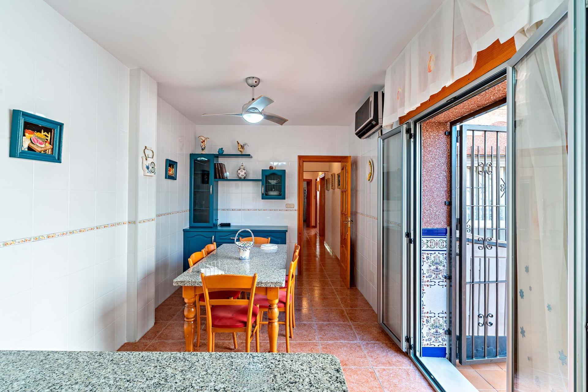 ¡CASA EN LA ZONA DEL CORTE INGLÉS Y CON GARAJE PARA DOS VEHICULOS!