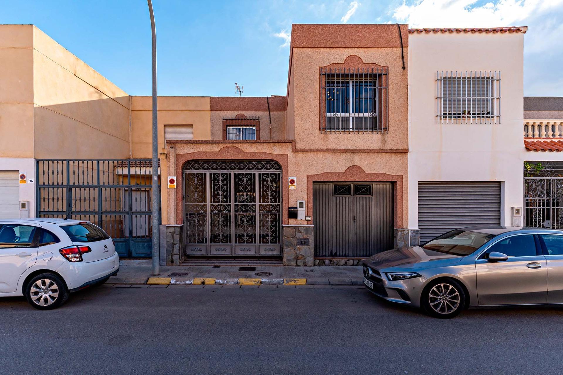 ¡CASA EN LA ZONA DEL CORTE INGLÉS Y CON GARAJE PARA DOS VEHICULOS!