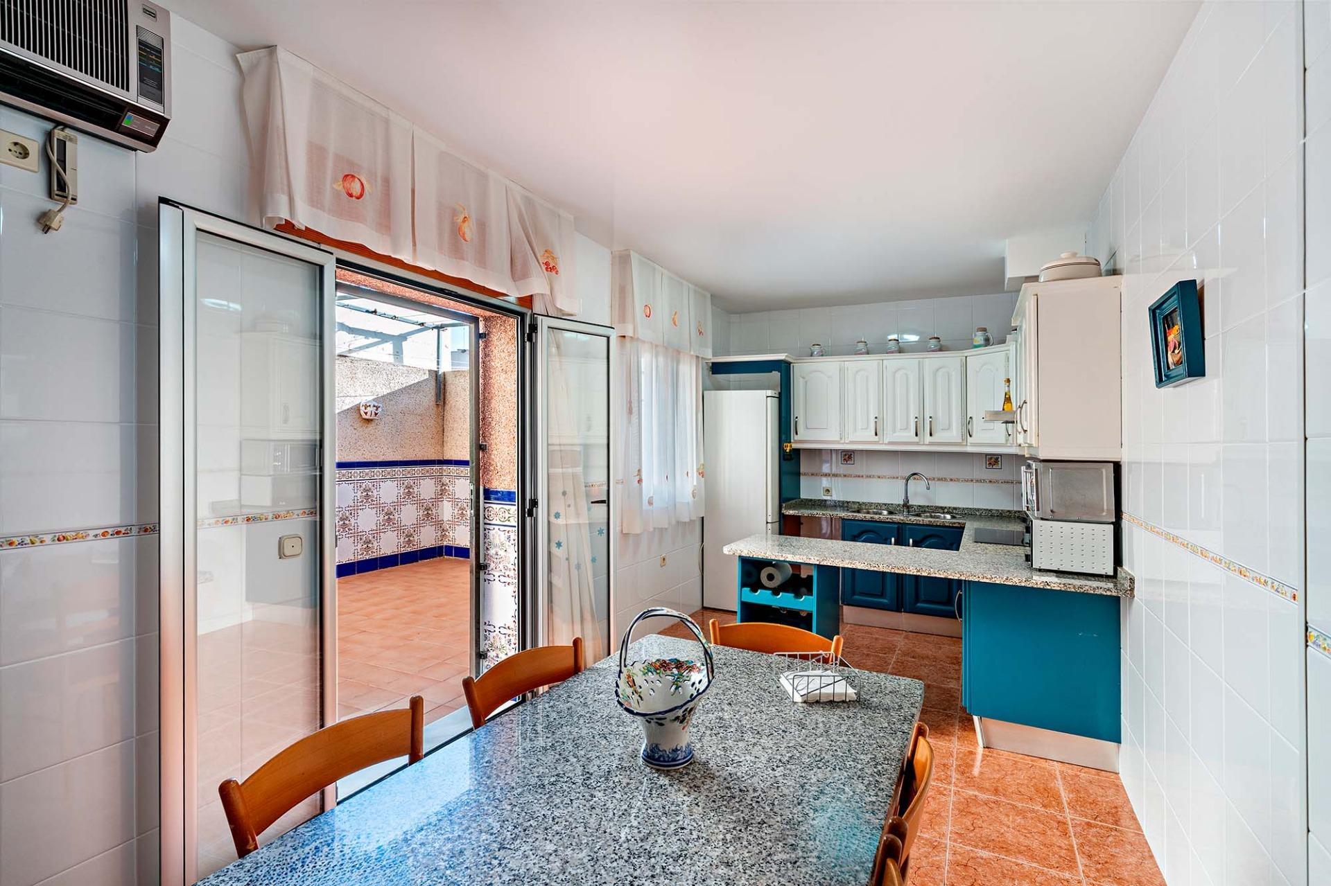 ¡CASA EN LA ZONA DEL CORTE INGLÉS Y CON GARAJE PARA DOS VEHICULOS!