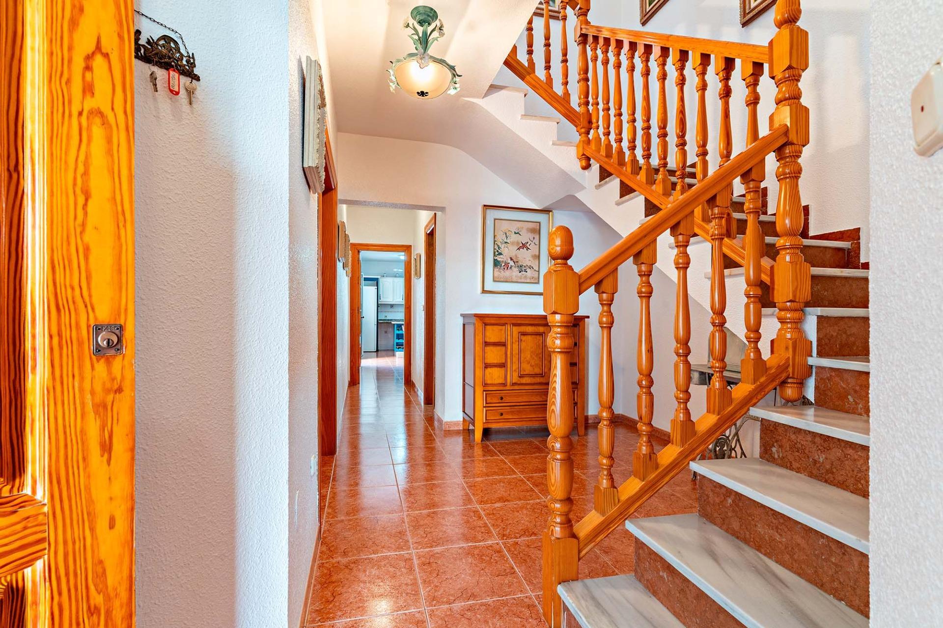 ¡CASA EN LA ZONA DEL CORTE INGLÉS Y CON GARAJE PARA DOS VEHICULOS!