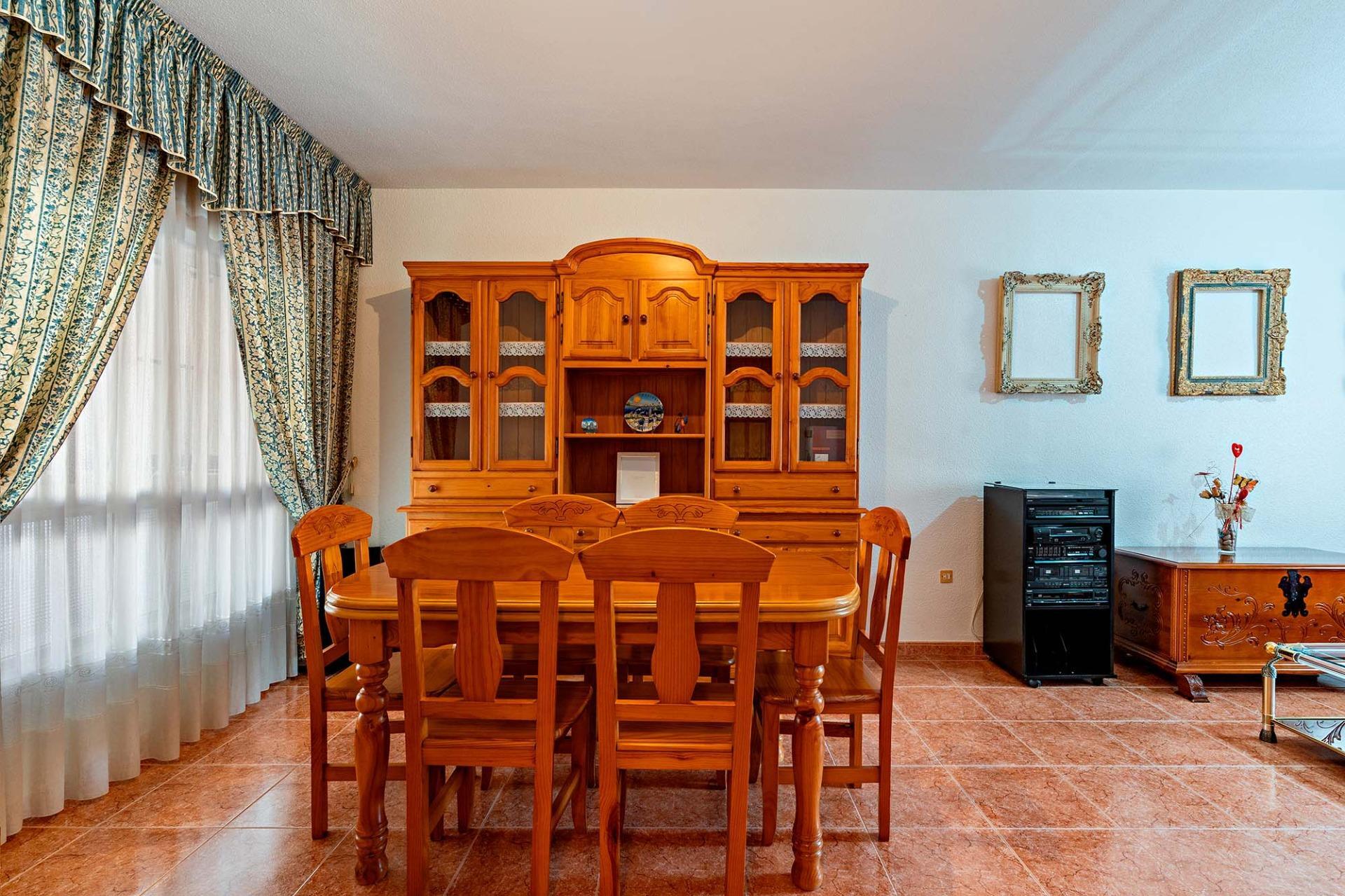 ¡CASA EN LA ZONA DEL CORTE INGLÉS Y CON GARAJE PARA DOS VEHICULOS!