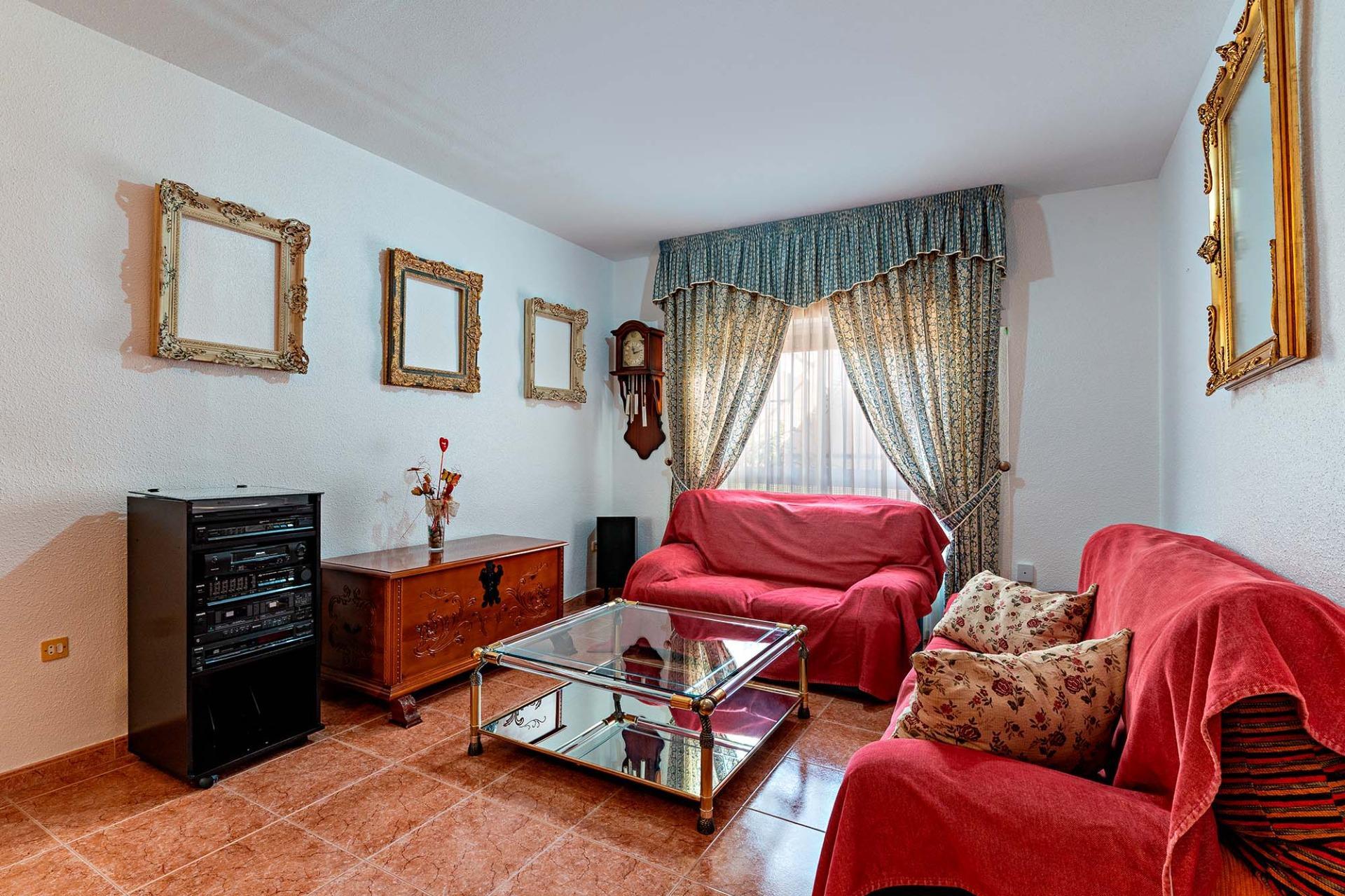 ¡CASA EN LA ZONA DEL CORTE INGLÉS Y CON GARAJE PARA DOS VEHICULOS!