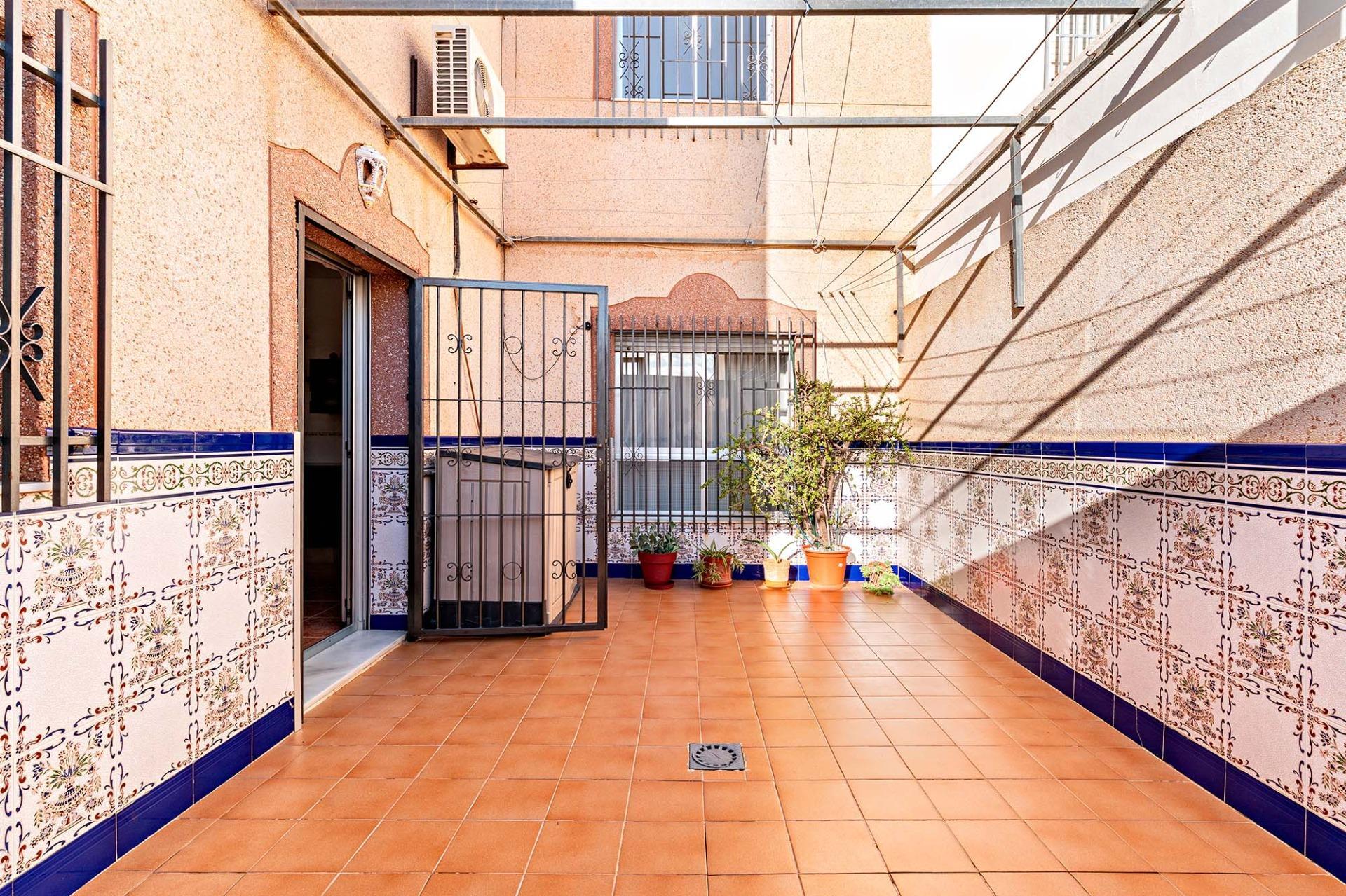 ¡CASA EN LA ZONA DEL CORTE INGLÉS Y CON GARAJE PARA DOS VEHICULOS!