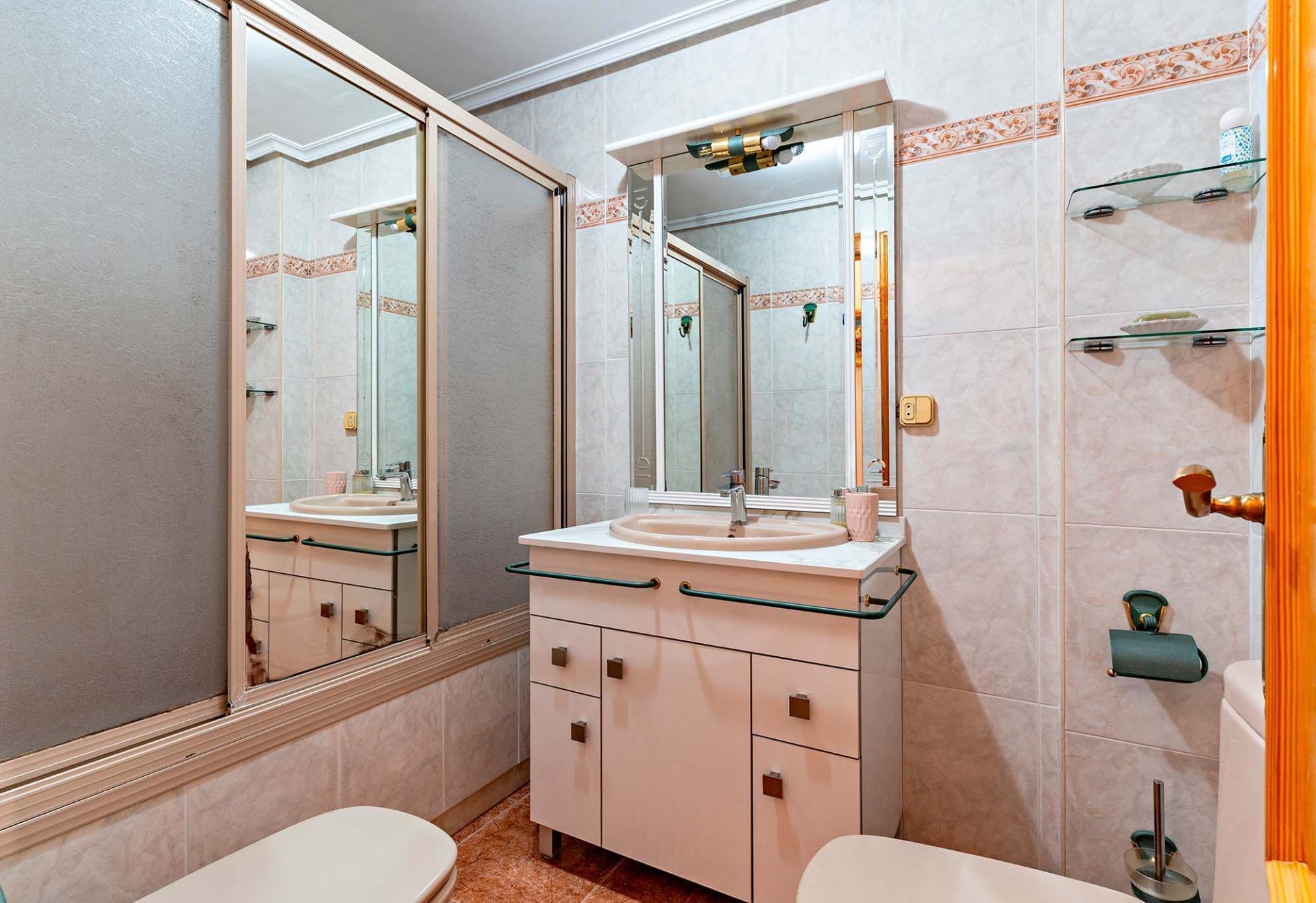 ¡CASA EN LA ZONA DEL CORTE INGLÉS Y CON GARAJE PARA DOS VEHICULOS!