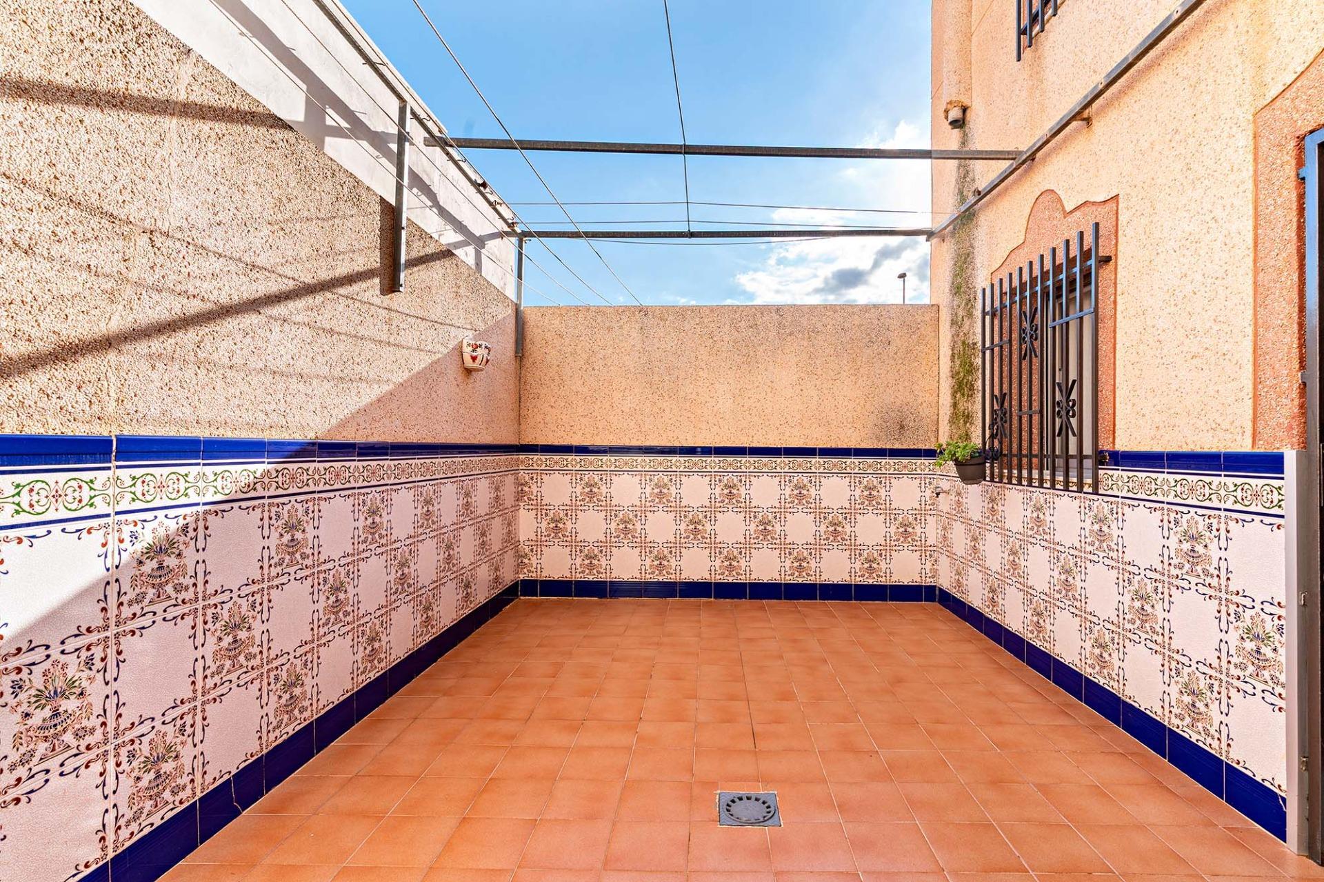 ¡CASA EN LA ZONA DEL CORTE INGLÉS Y CON GARAJE PARA DOS VEHICULOS!