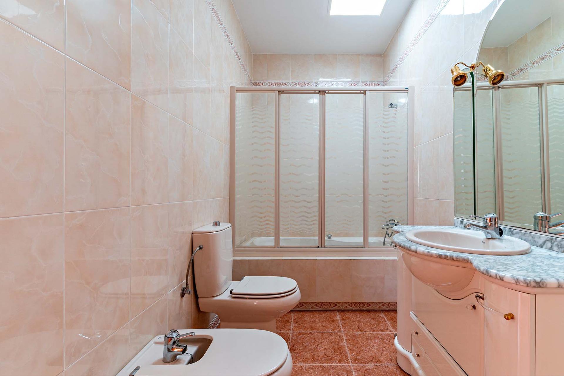 ¡CASA EN LA ZONA DEL CORTE INGLÉS Y CON GARAJE PARA DOS VEHICULOS!