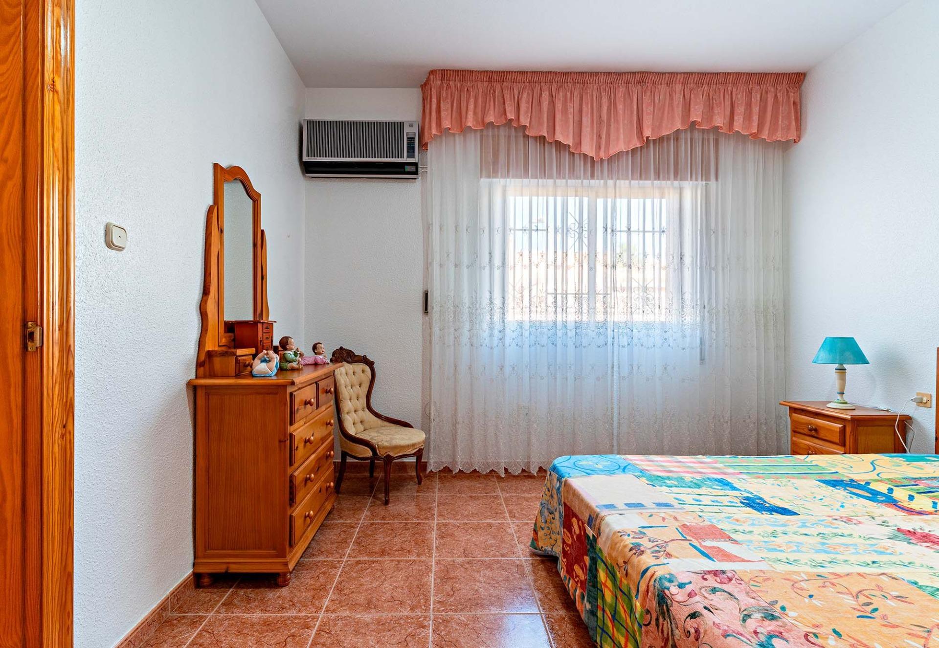 ¡CASA EN LA ZONA DEL CORTE INGLÉS Y CON GARAJE PARA DOS VEHICULOS!