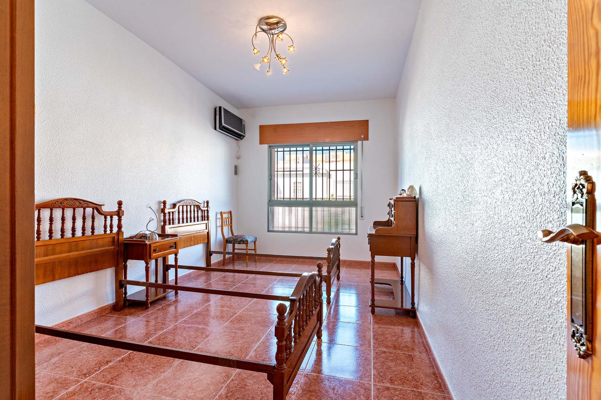 ¡CASA EN LA ZONA DEL CORTE INGLÉS Y CON GARAJE PARA DOS VEHICULOS!