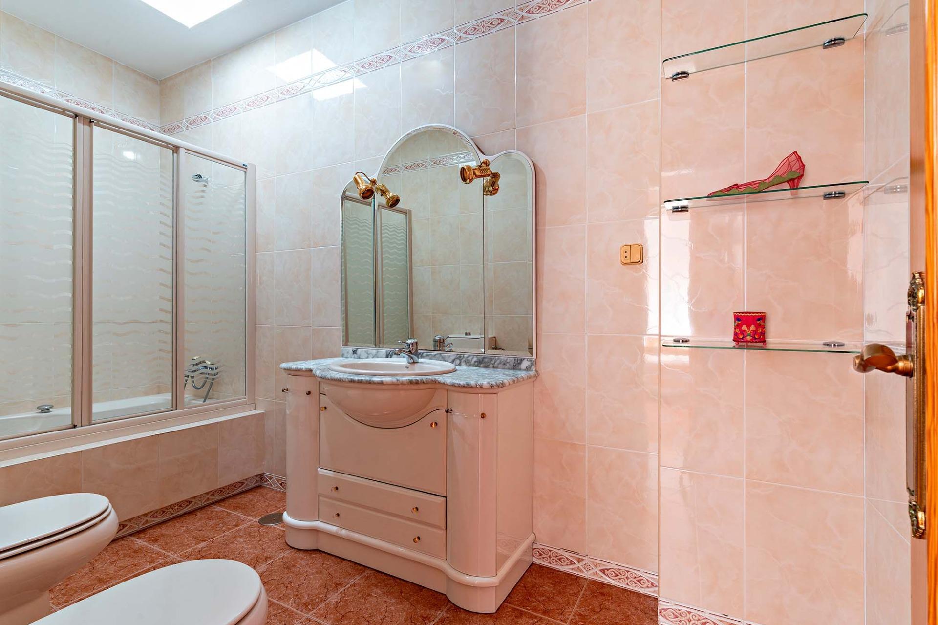 ¡CASA EN LA ZONA DEL CORTE INGLÉS Y CON GARAJE PARA DOS VEHICULOS!