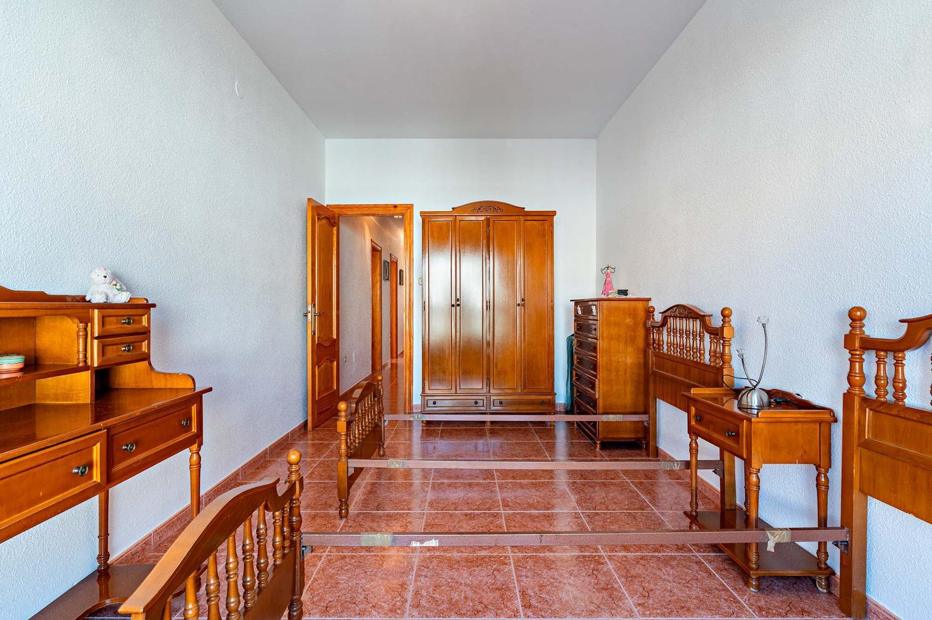 ¡CASA EN LA ZONA DEL CORTE INGLÉS Y CON GARAJE PARA DOS VEHICULOS!