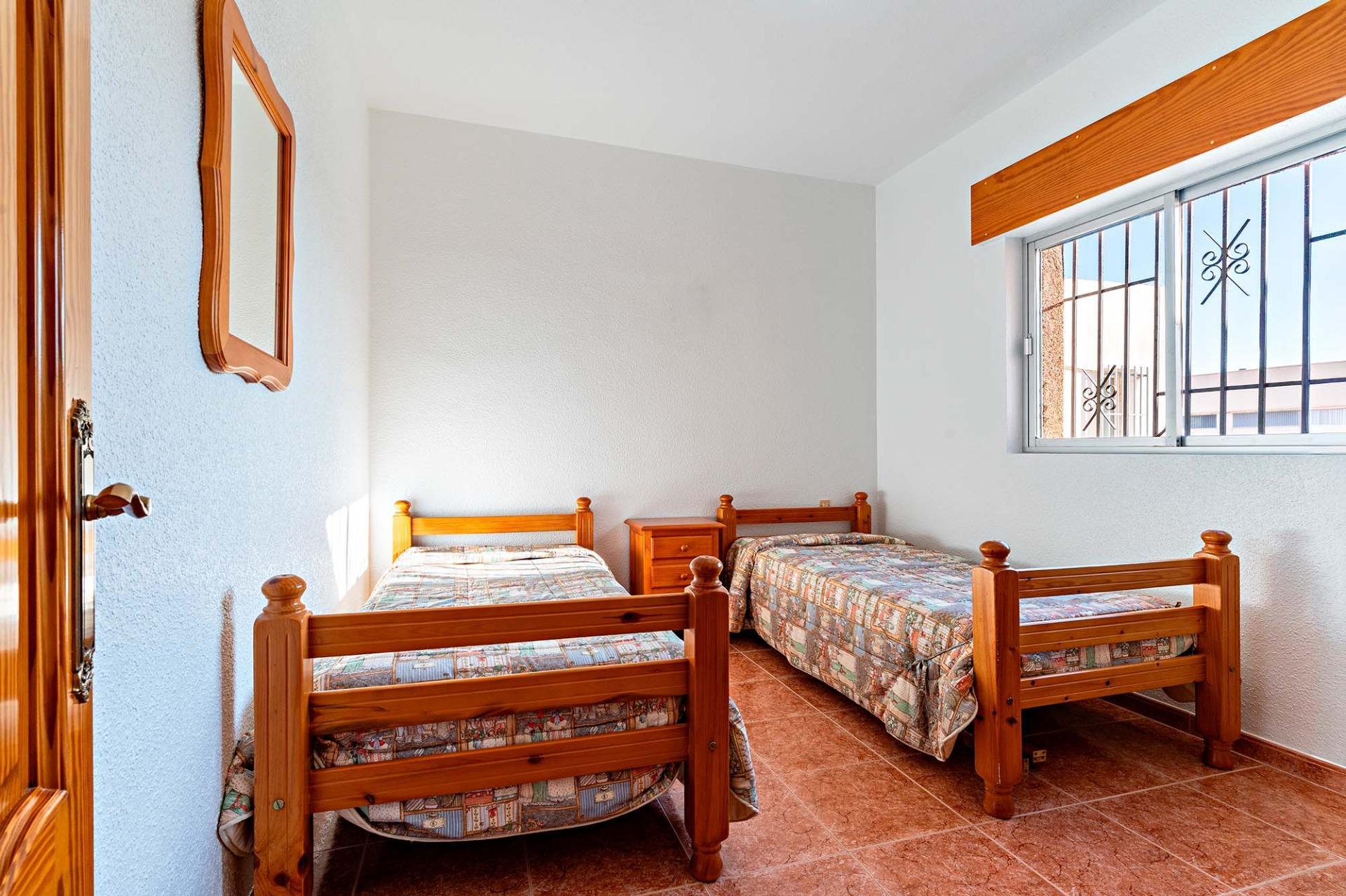 ¡CASA EN LA ZONA DEL CORTE INGLÉS Y CON GARAJE PARA DOS VEHICULOS!