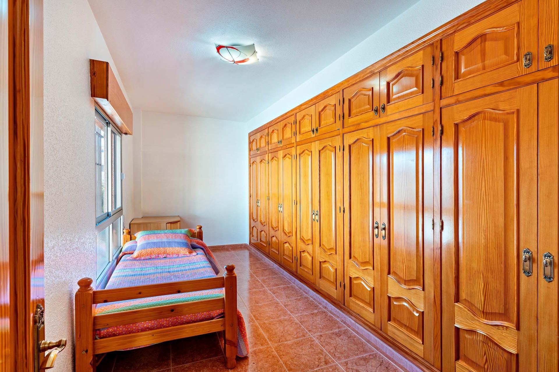 ¡CASA EN LA ZONA DEL CORTE INGLÉS Y CON GARAJE PARA DOS VEHICULOS!