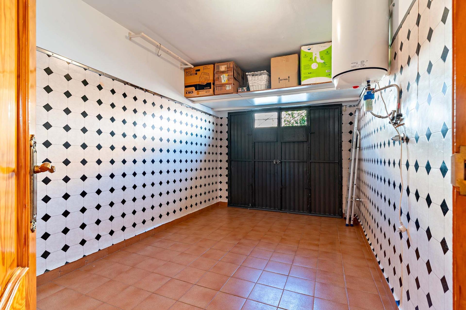 ¡CASA EN LA ZONA DEL CORTE INGLÉS Y CON GARAJE PARA DOS VEHICULOS!