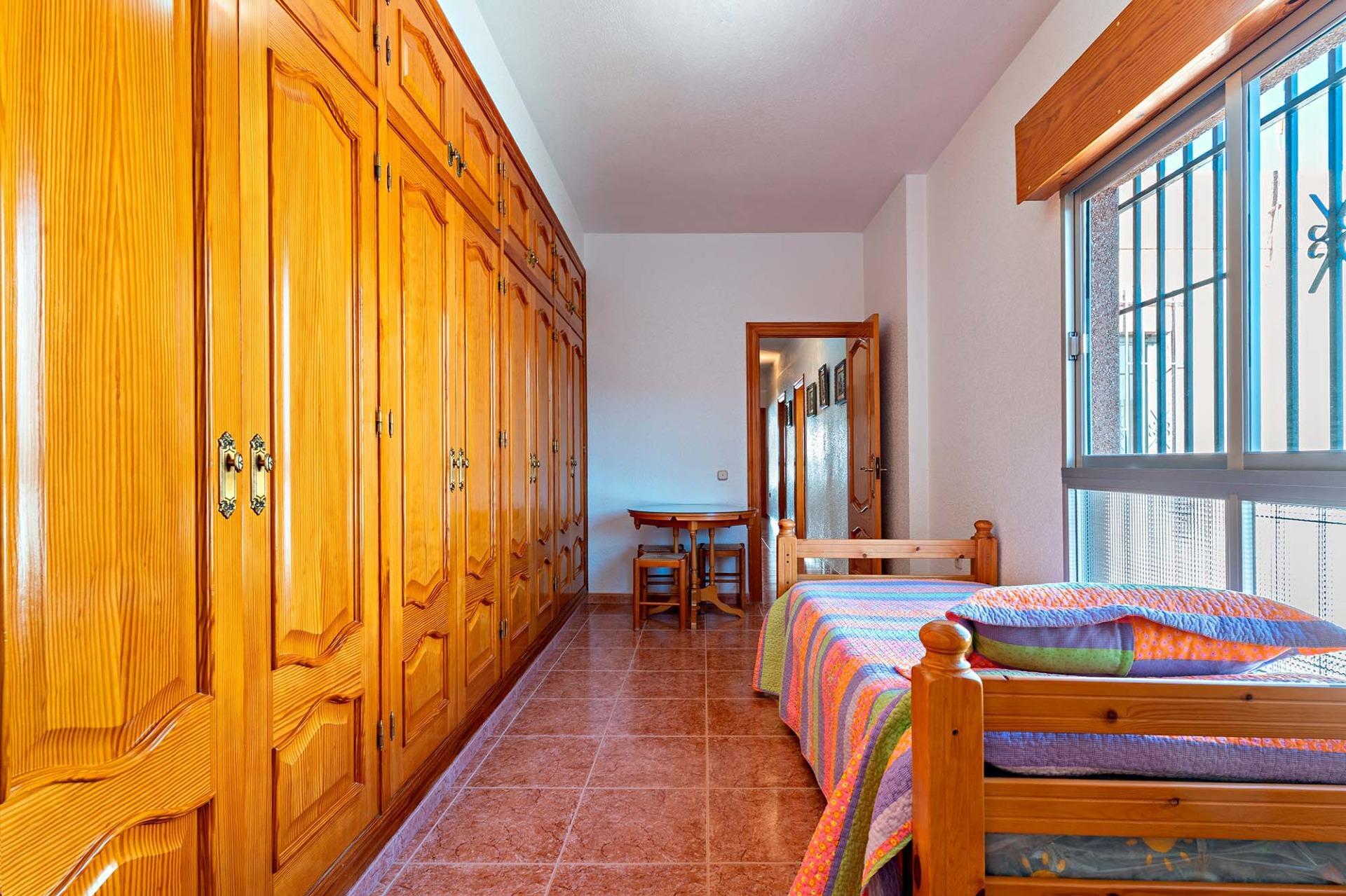 ¡CASA EN LA ZONA DEL CORTE INGLÉS Y CON GARAJE PARA DOS VEHICULOS!