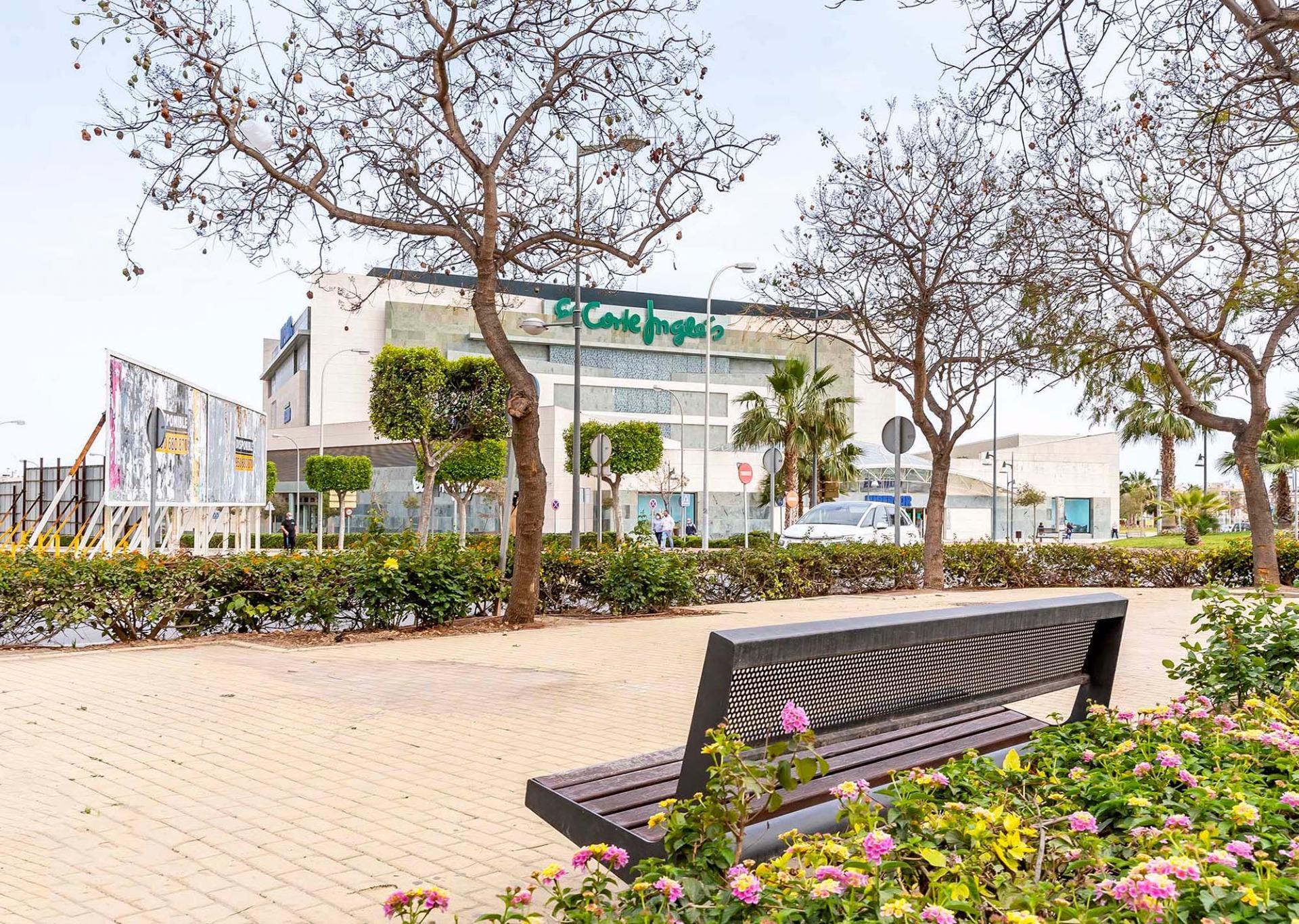 ¡CASA EN LA ZONA DEL CORTE INGLÉS Y CON GARAJE PARA DOS VEHICULOS!