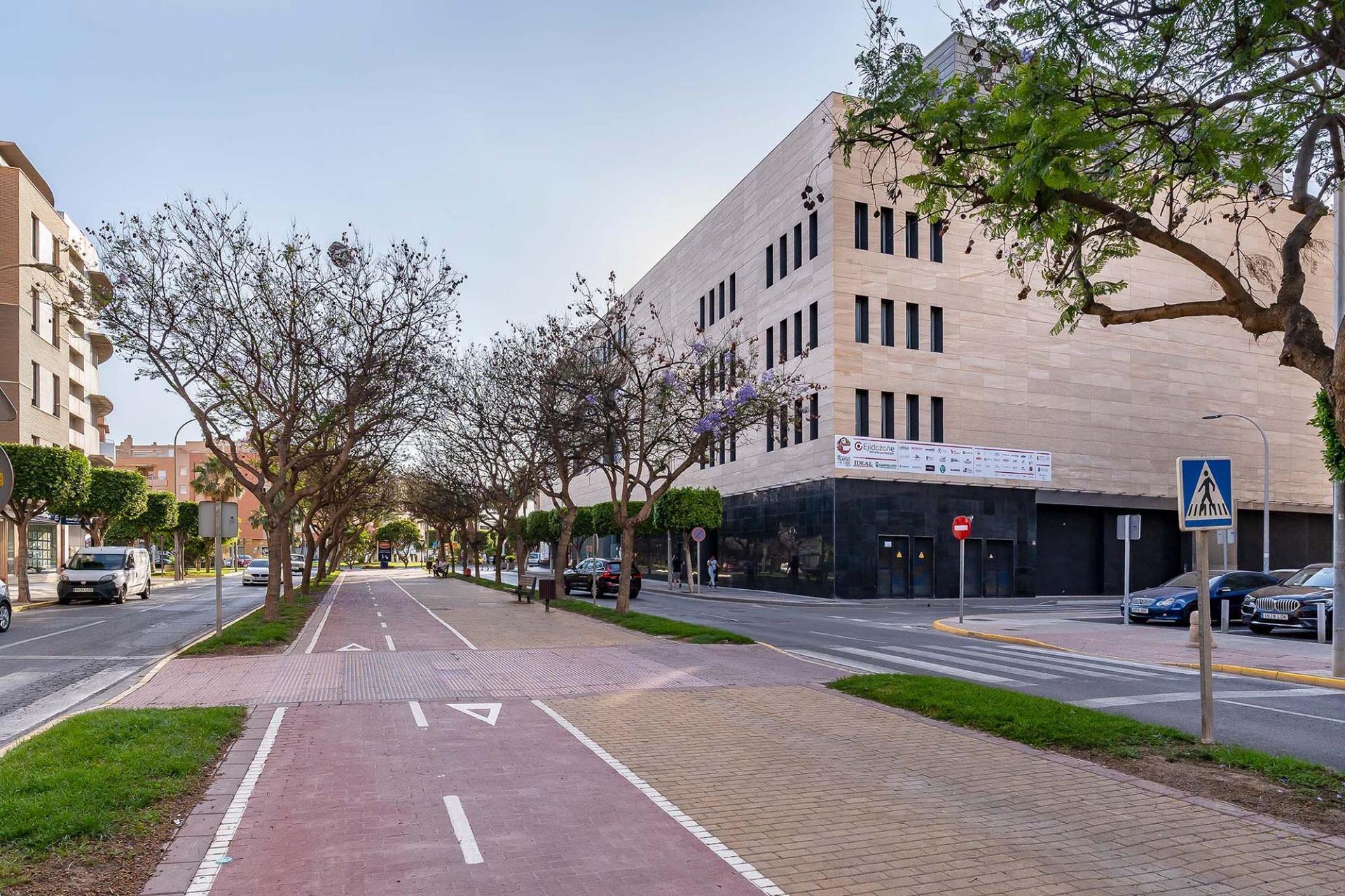 ¡CASA EN LA ZONA DEL CORTE INGLÉS Y CON GARAJE PARA DOS VEHICULOS!