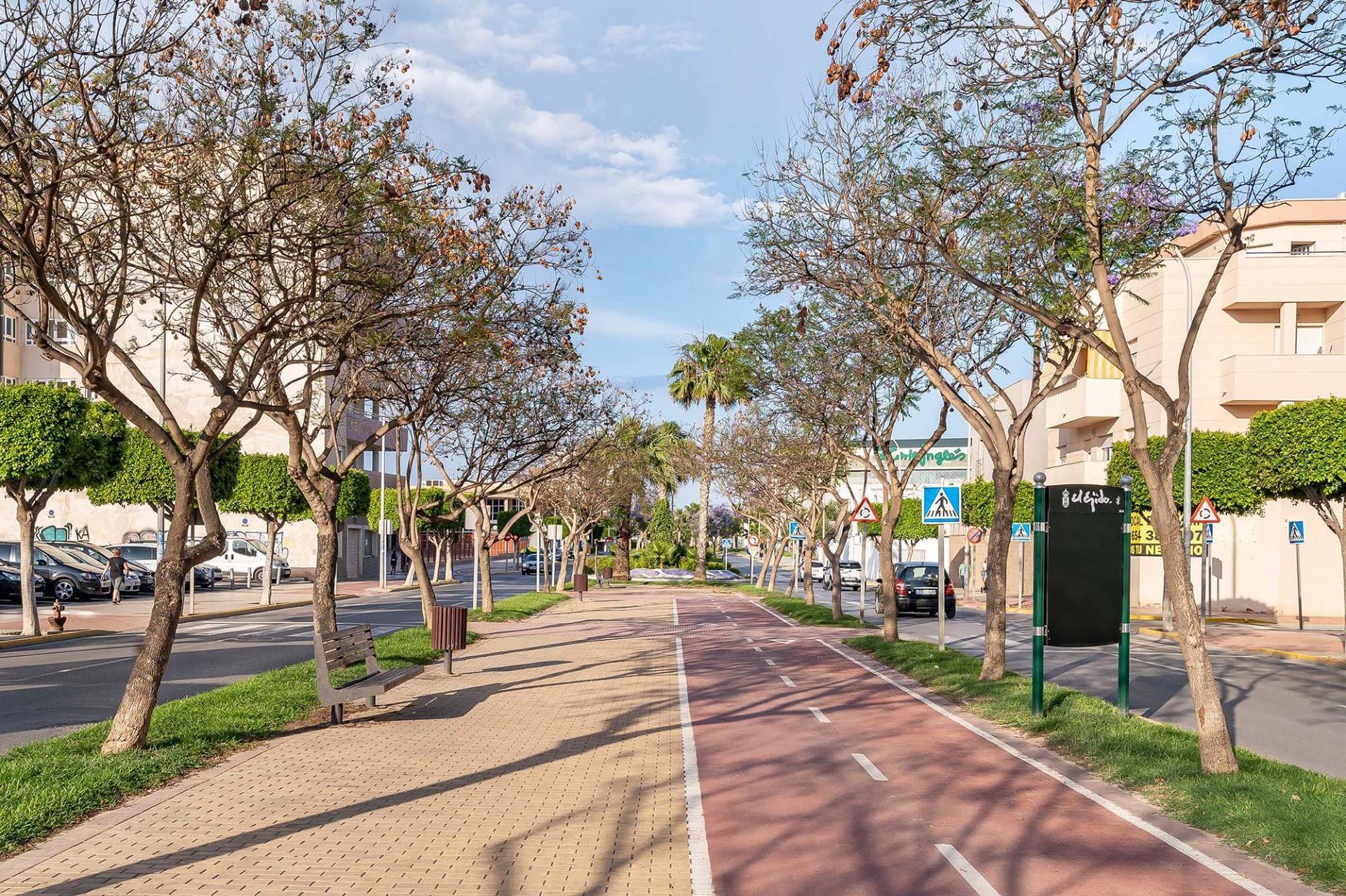¡CASA EN LA ZONA DEL CORTE INGLÉS Y CON GARAJE PARA DOS VEHICULOS!