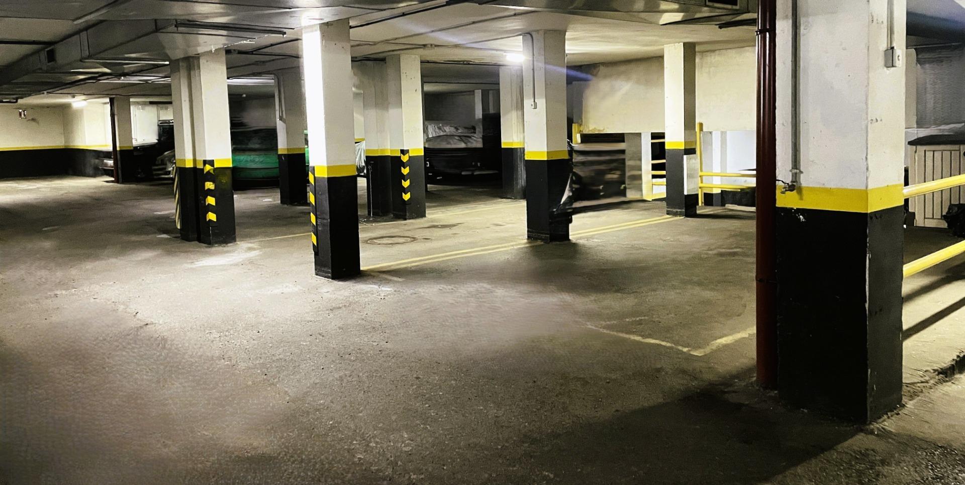 Plaza de garaje amplia en urbanización privada ? Avenida Europa