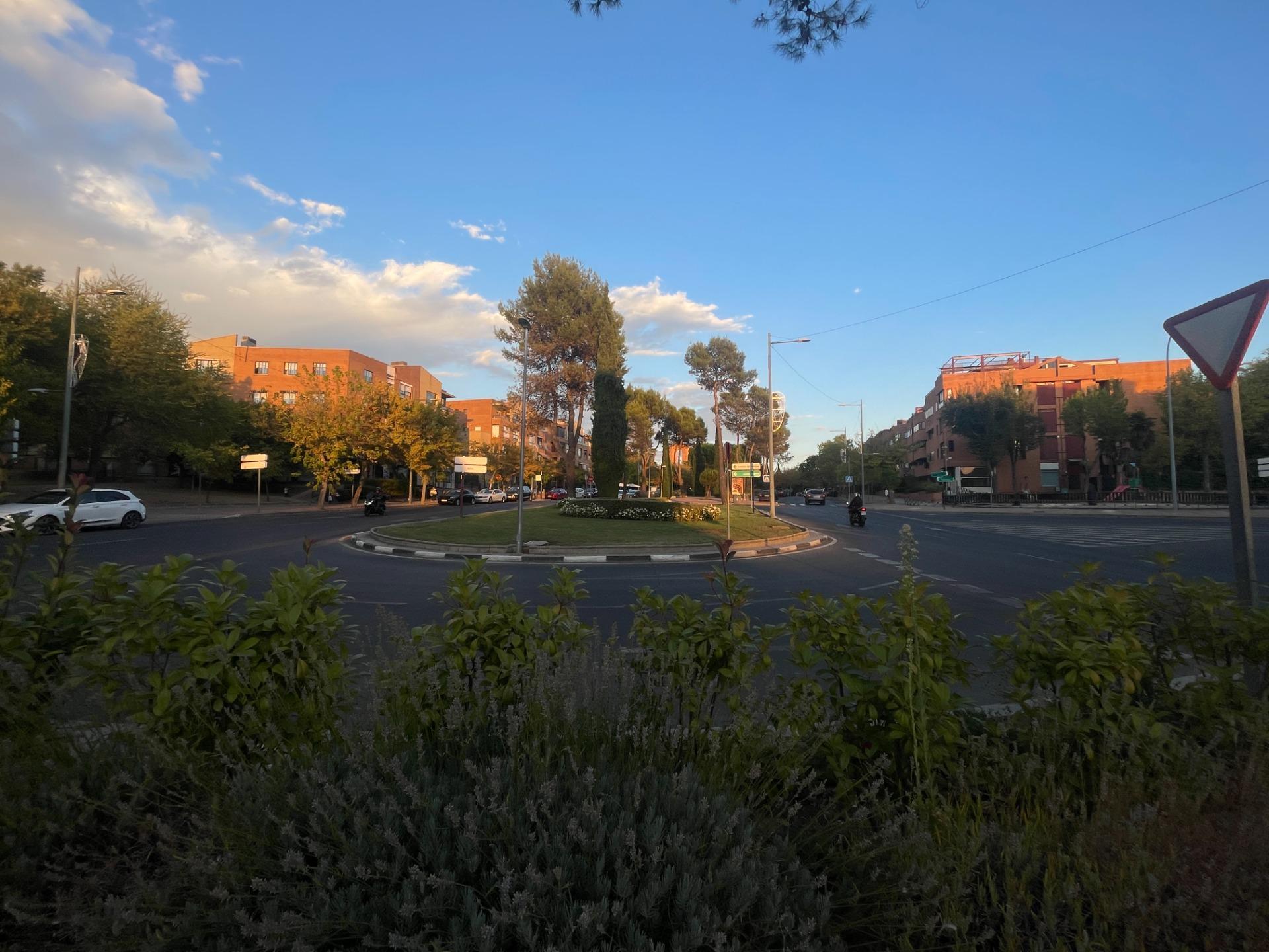 Plaza de garaje amplia en urbanización privada ? Avenida Europa