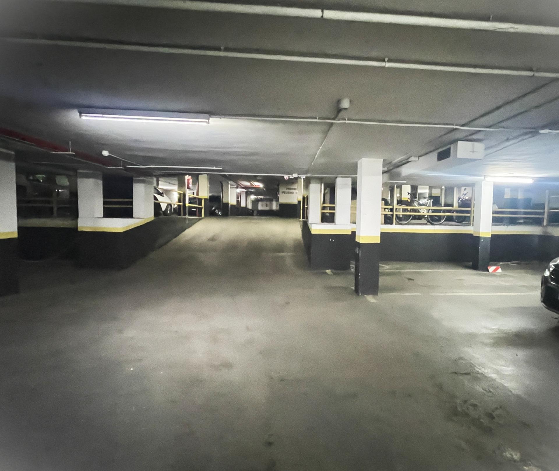 Plaza de garaje amplia en urbanización privada ? Avenida Europa