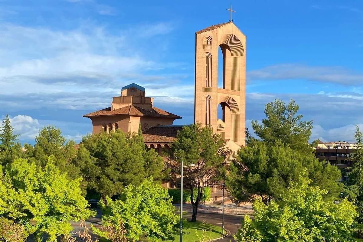 Plaza de garaje amplia en urbanización privada ? Avenida Europa