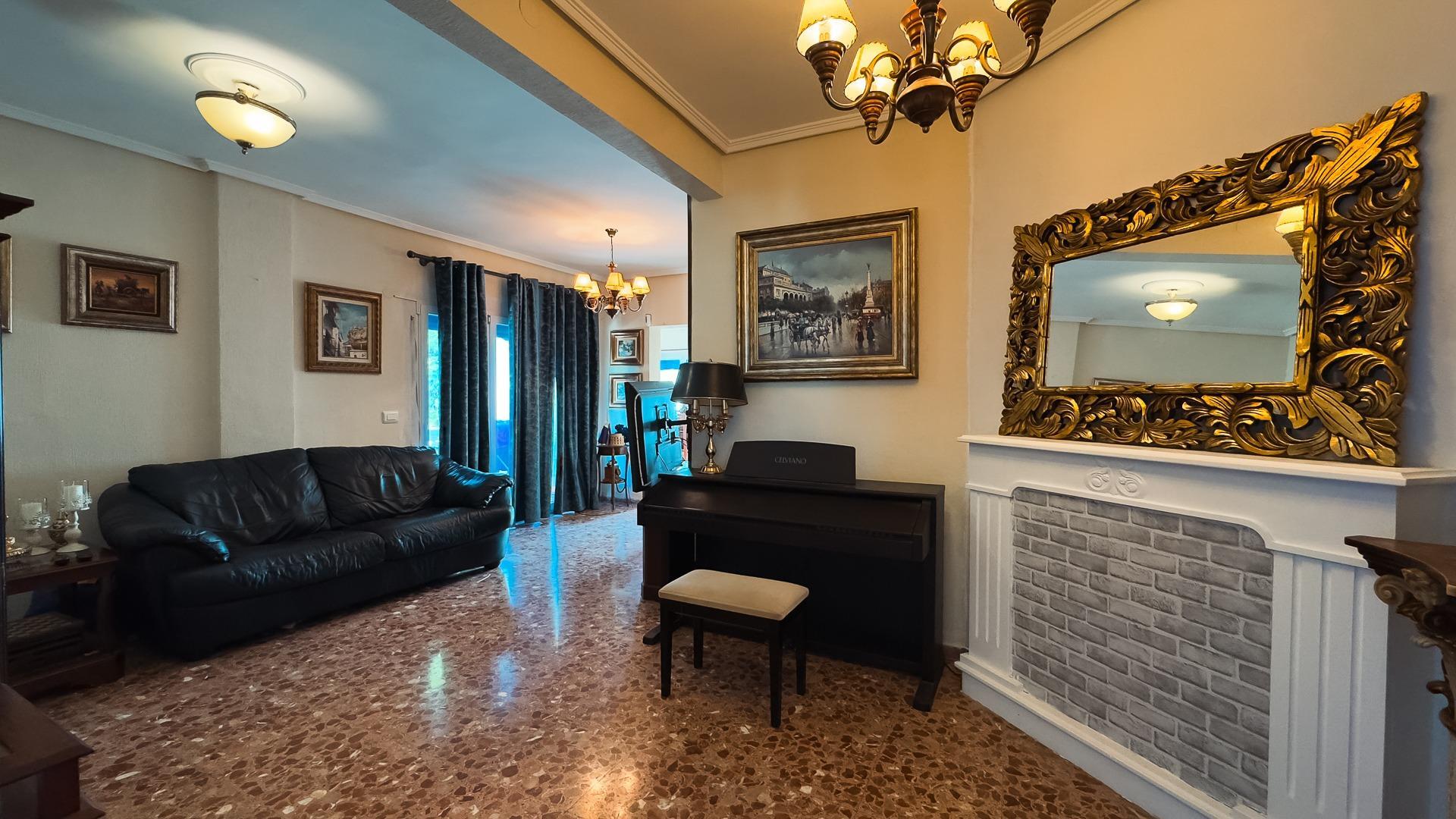 Chalet Espacioso en San Vicente del Raspeig - Oportunidad Única