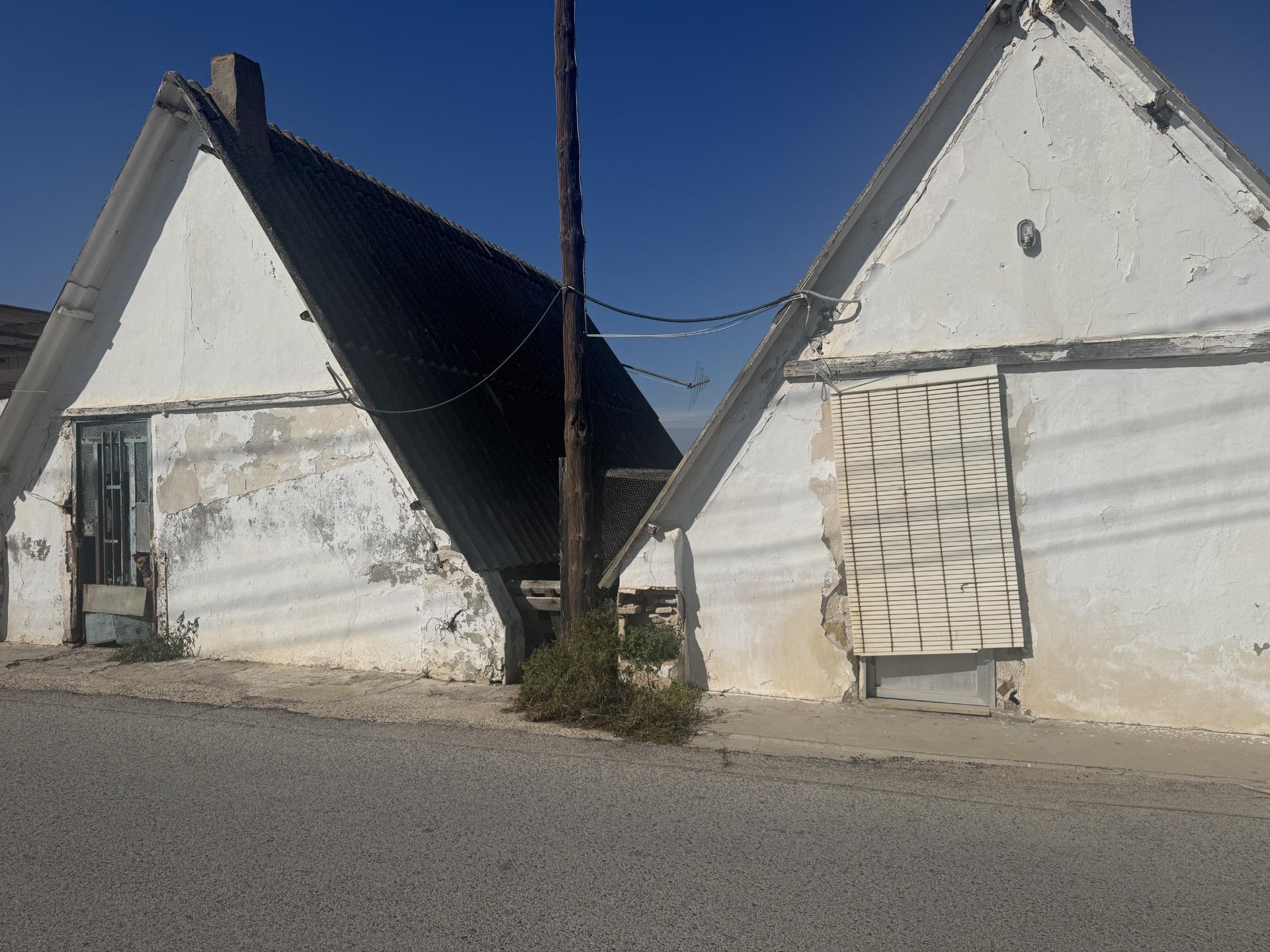 OPORTUNIDAD ÚNICA: VENTA DE DOS BARRACAS HISTÓRICAS EN LES PALMERETES, SUECA.