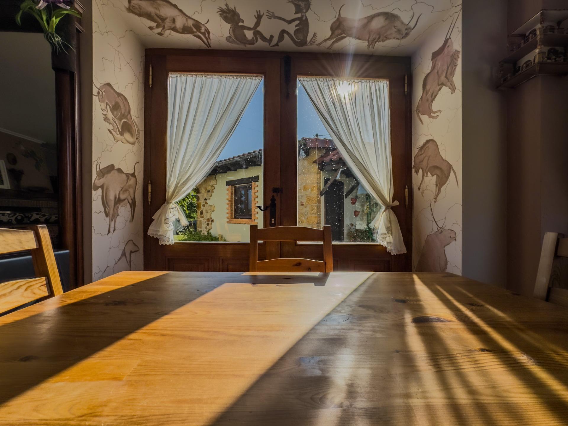 Casa rural de piedra con jardín y vistas abiertas, perfecta para vivir o invertir