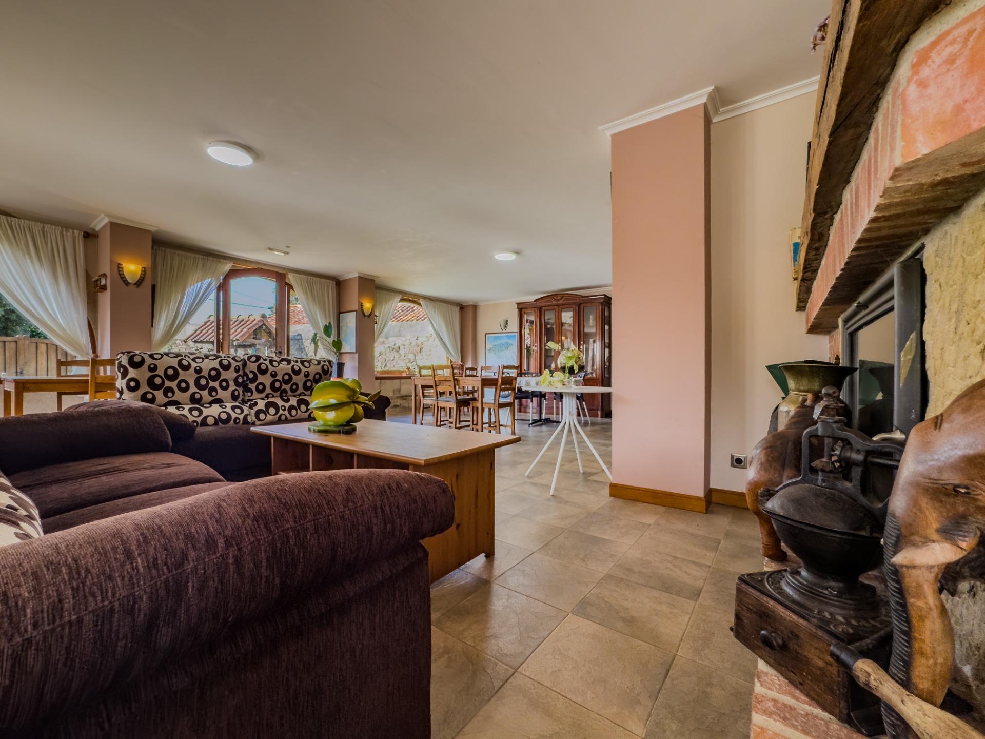 Casa rural de piedra con jardín y vistas abiertas, perfecta para vivir o invertir