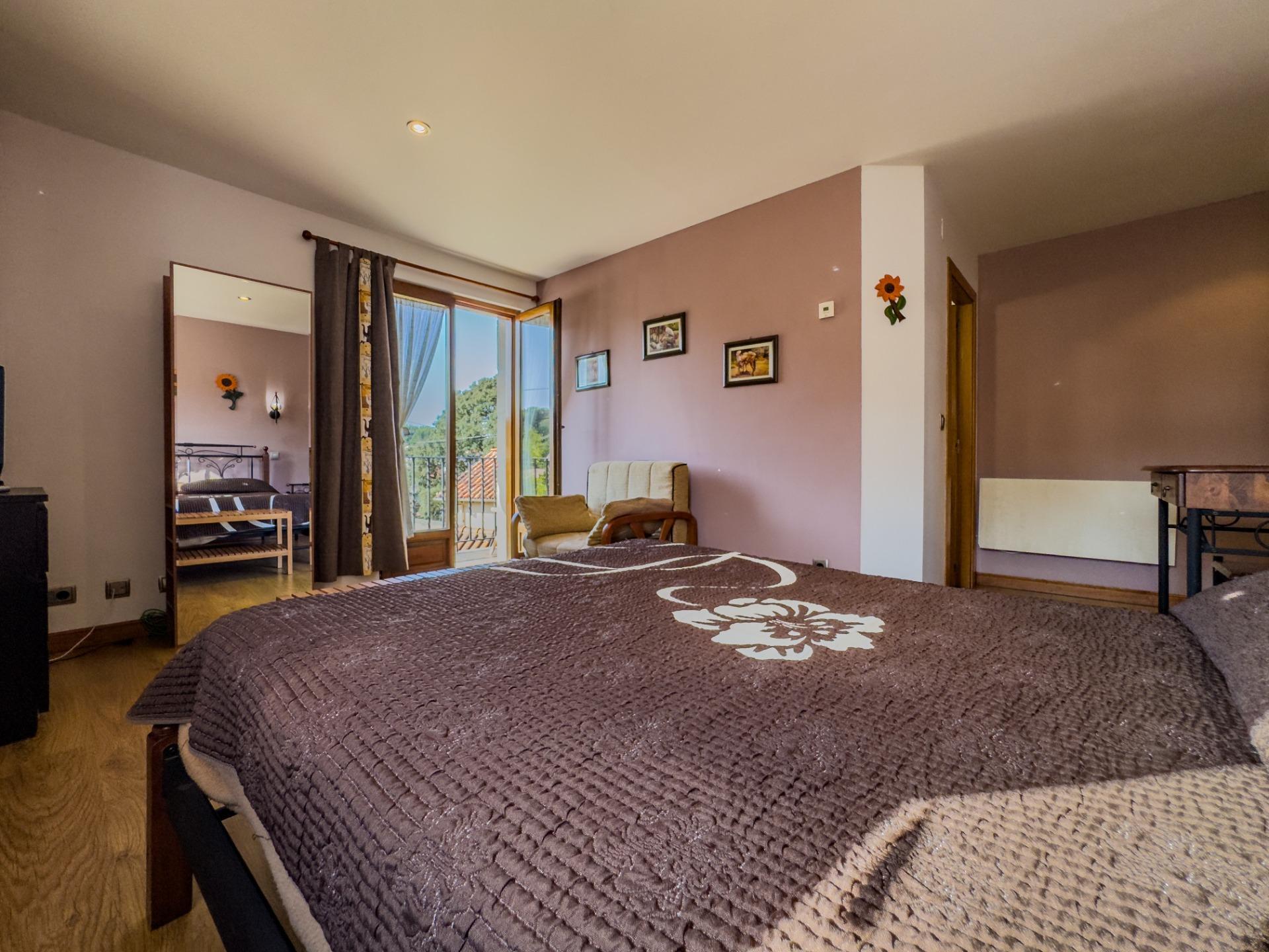 Casa rural de piedra con jardín y vistas abiertas, perfecta para vivir o invertir