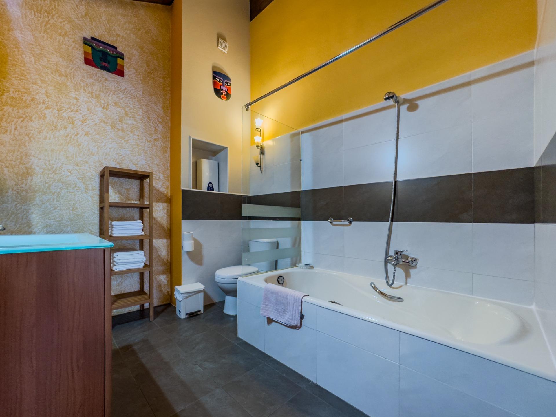 Casa rural de piedra con jardín y vistas abiertas, perfecta para vivir o invertir