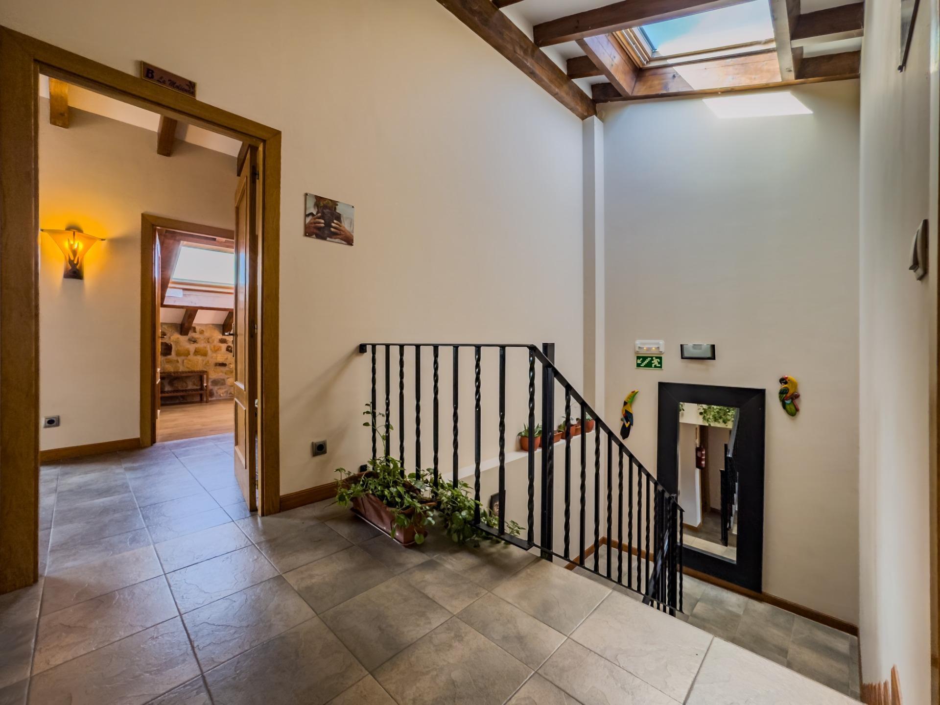 Casa rural de piedra con jardín y vistas abiertas, perfecta para vivir o invertir