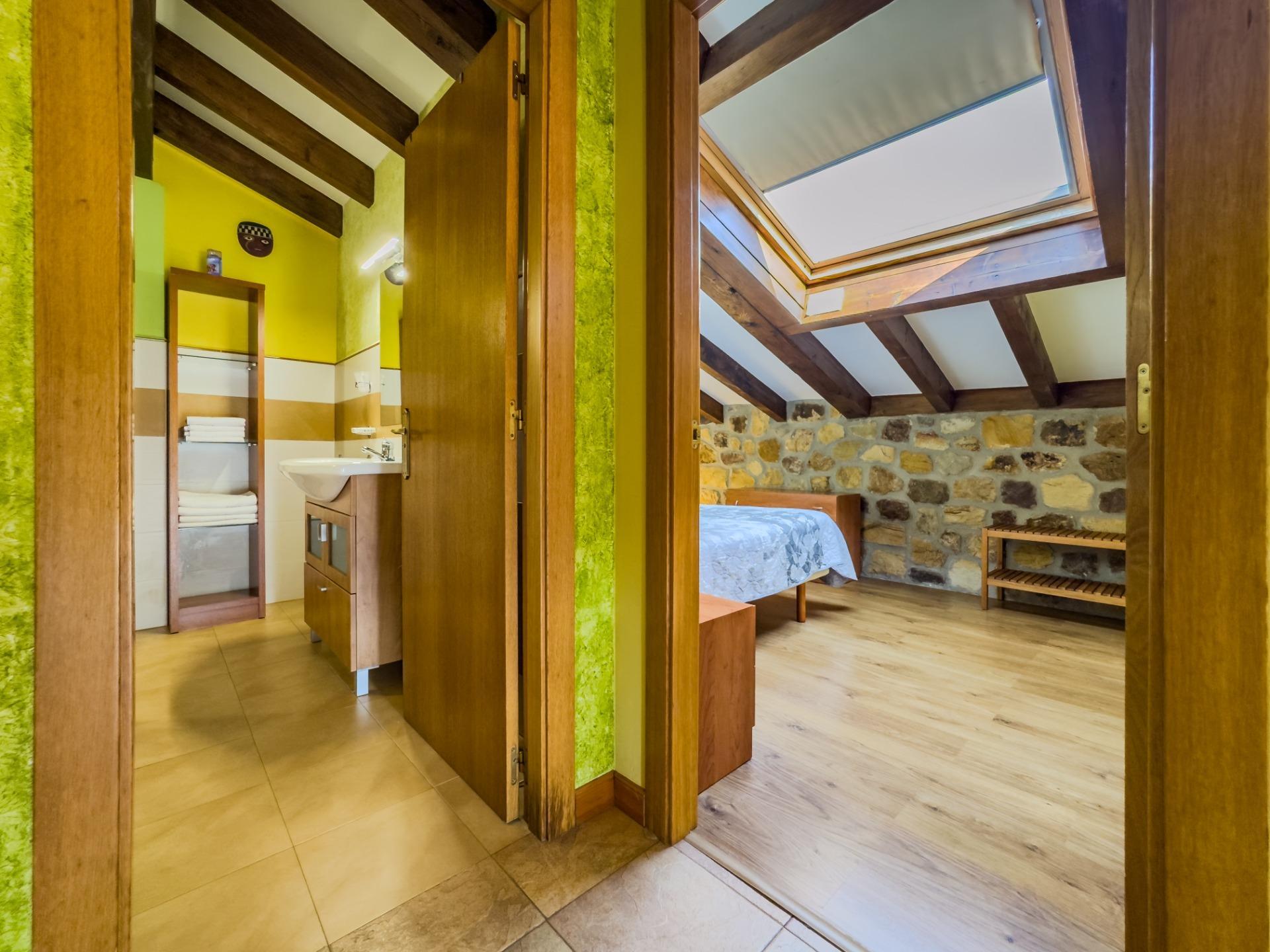 Casa rural de piedra con jardín y vistas abiertas, perfecta para vivir o invertir