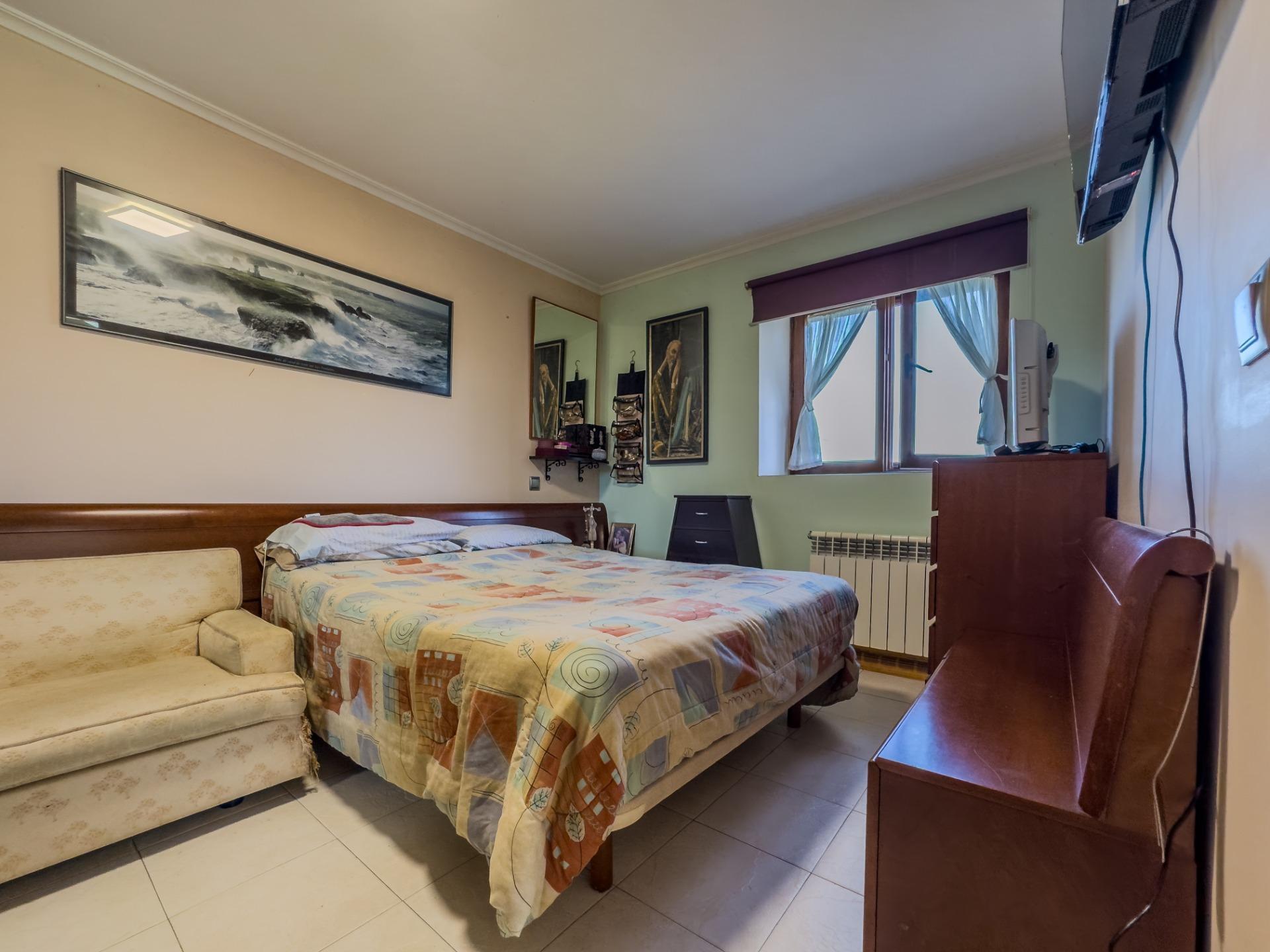 Casa rural de piedra con jardín y vistas abiertas, perfecta para vivir o invertir